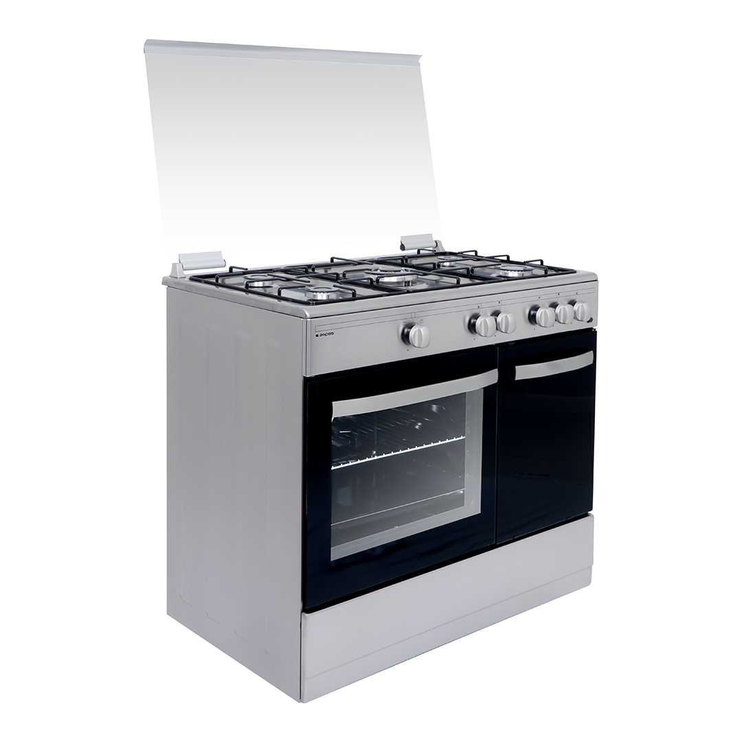 Cocina de gas plateada con tapa de vidrio abierta, cuatro quemadores y horno.