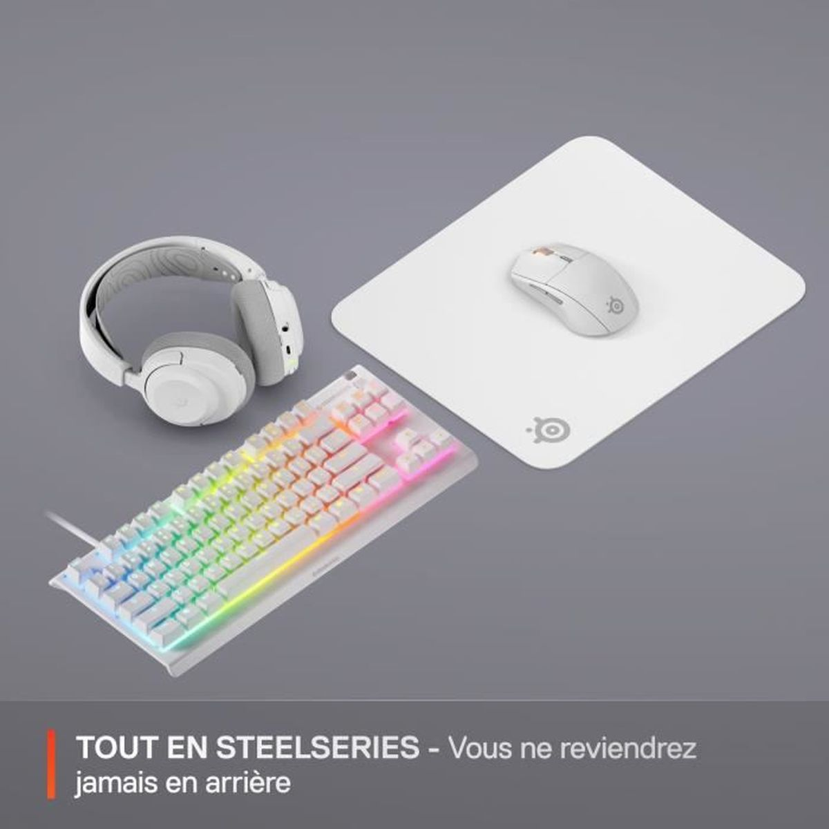 Weiße Tastatur mit RGB-Beleuchtung, Maus und Kopfhörer auf weißem Pad.