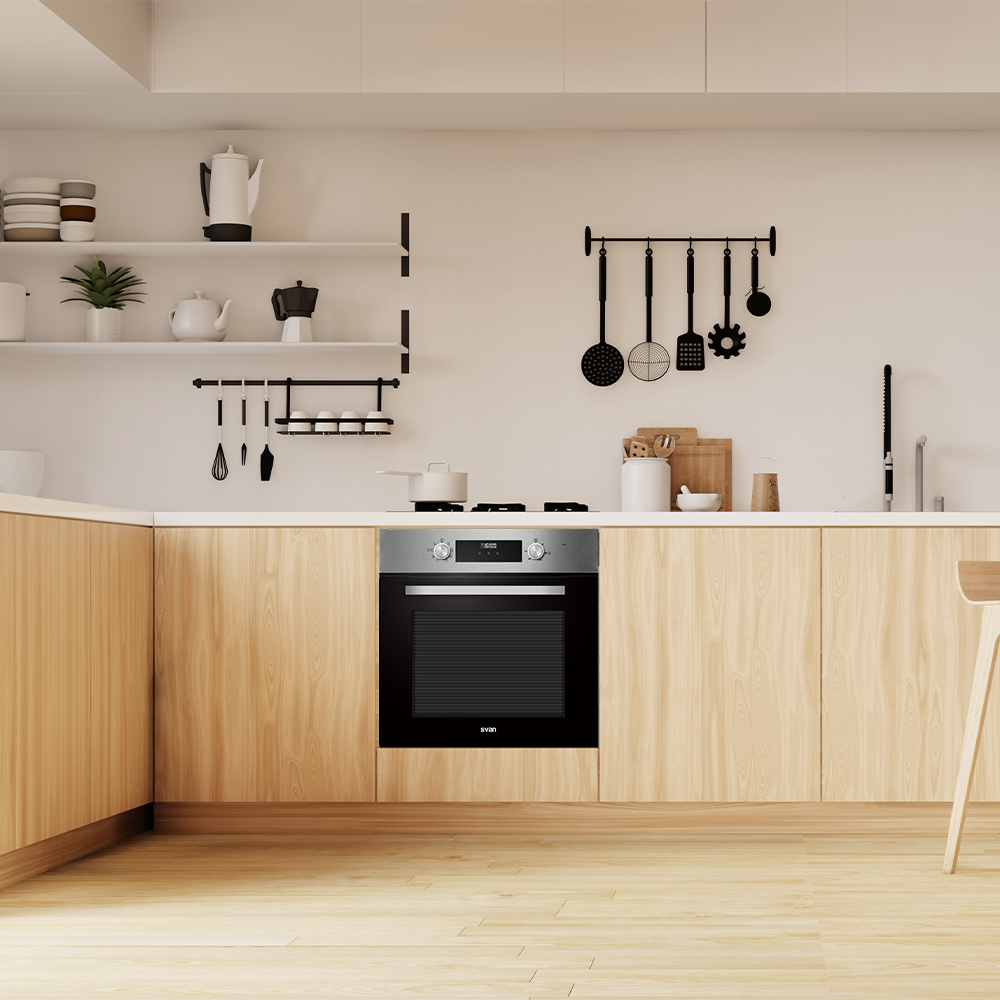 Cocina moderna con gabinetes de madera, horno y utensilios colgando.
