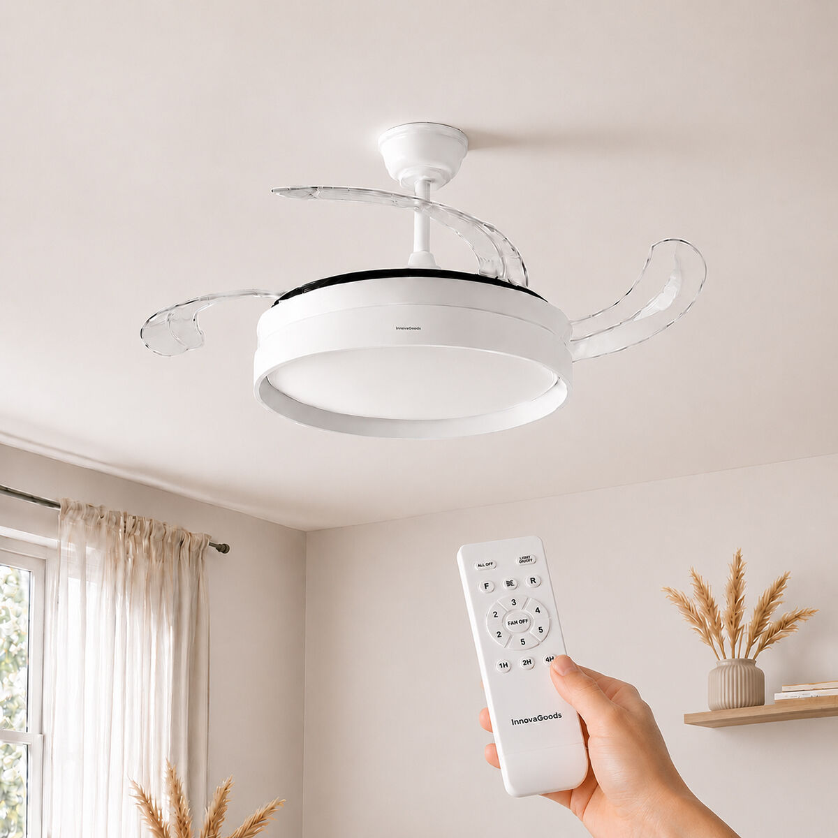 Eine weiße Deckenventilator-Lampe mit einziehbaren transparenten Flügeln und einer Fernbedienung.