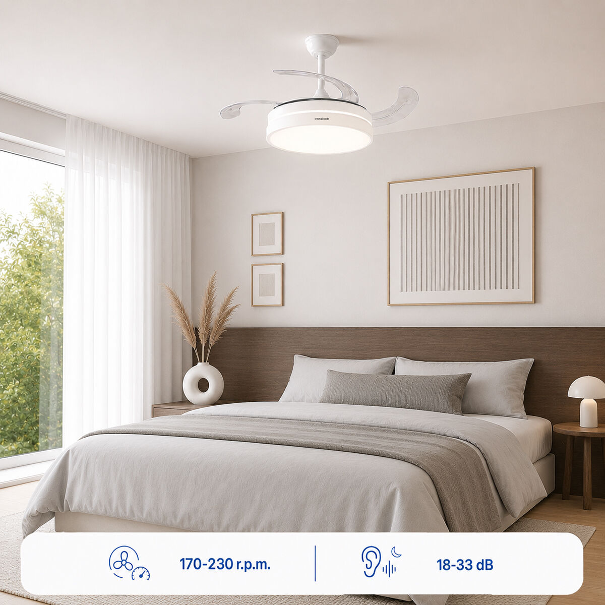 Modernes Schlafzimmer mit Deckenventilator, Bett und Nachttischlampe.