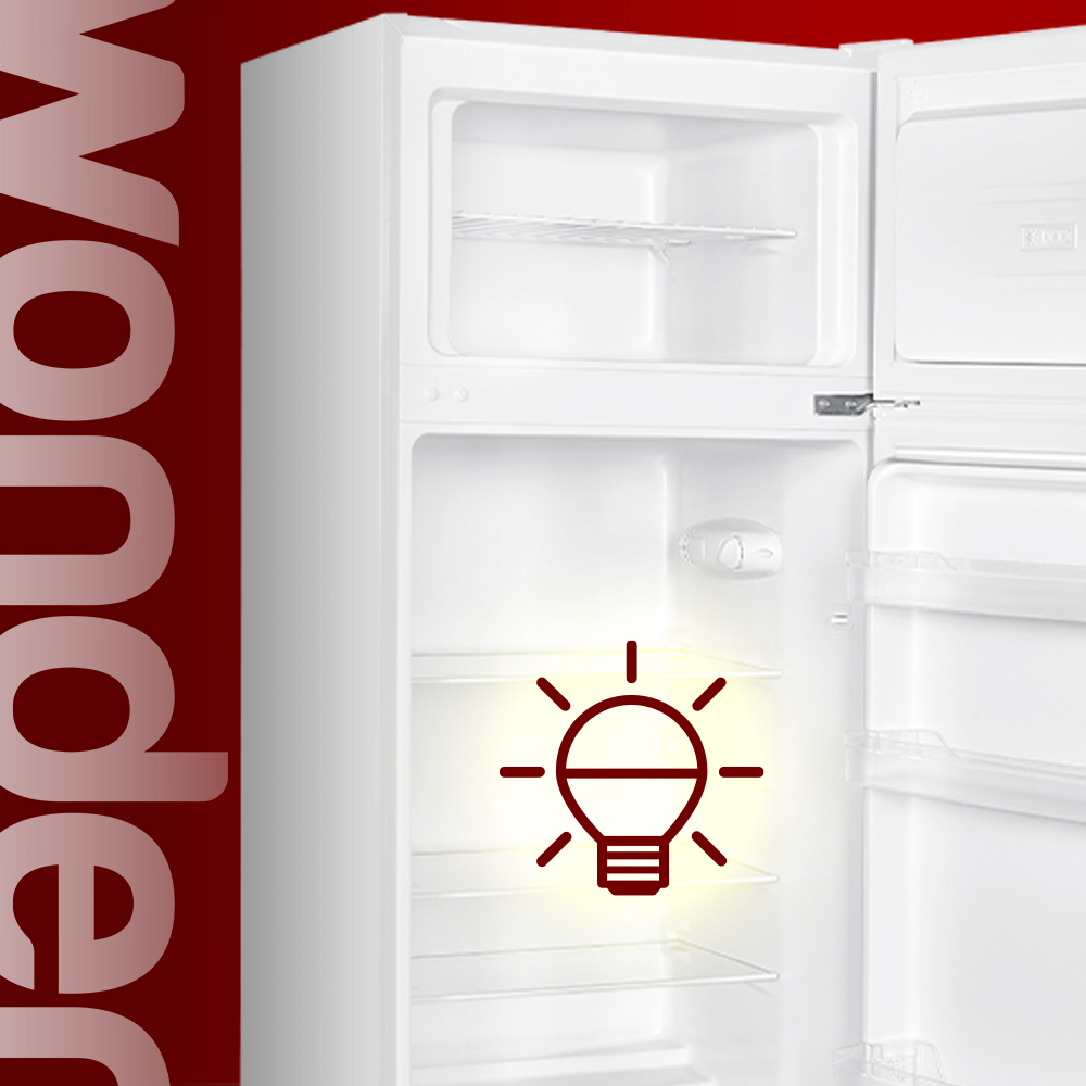 Un refrigerador blanco abierto con un icono de bombilla brillante y estantes.