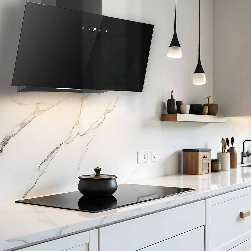 Cocina moderna con campana extractora negra, placa de inducción y olla.