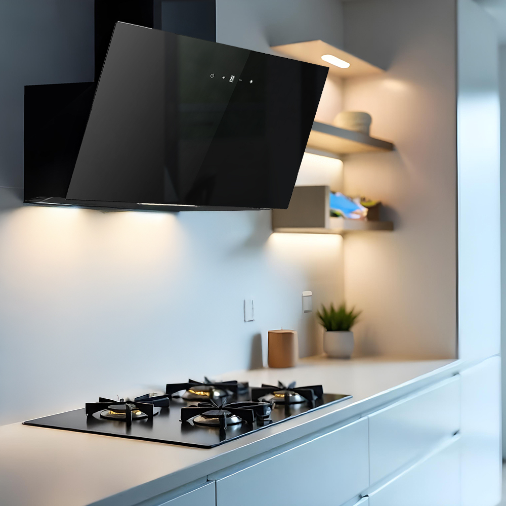Cocina moderna negra con cocina de gas, campana de cristal y estantes iluminados.