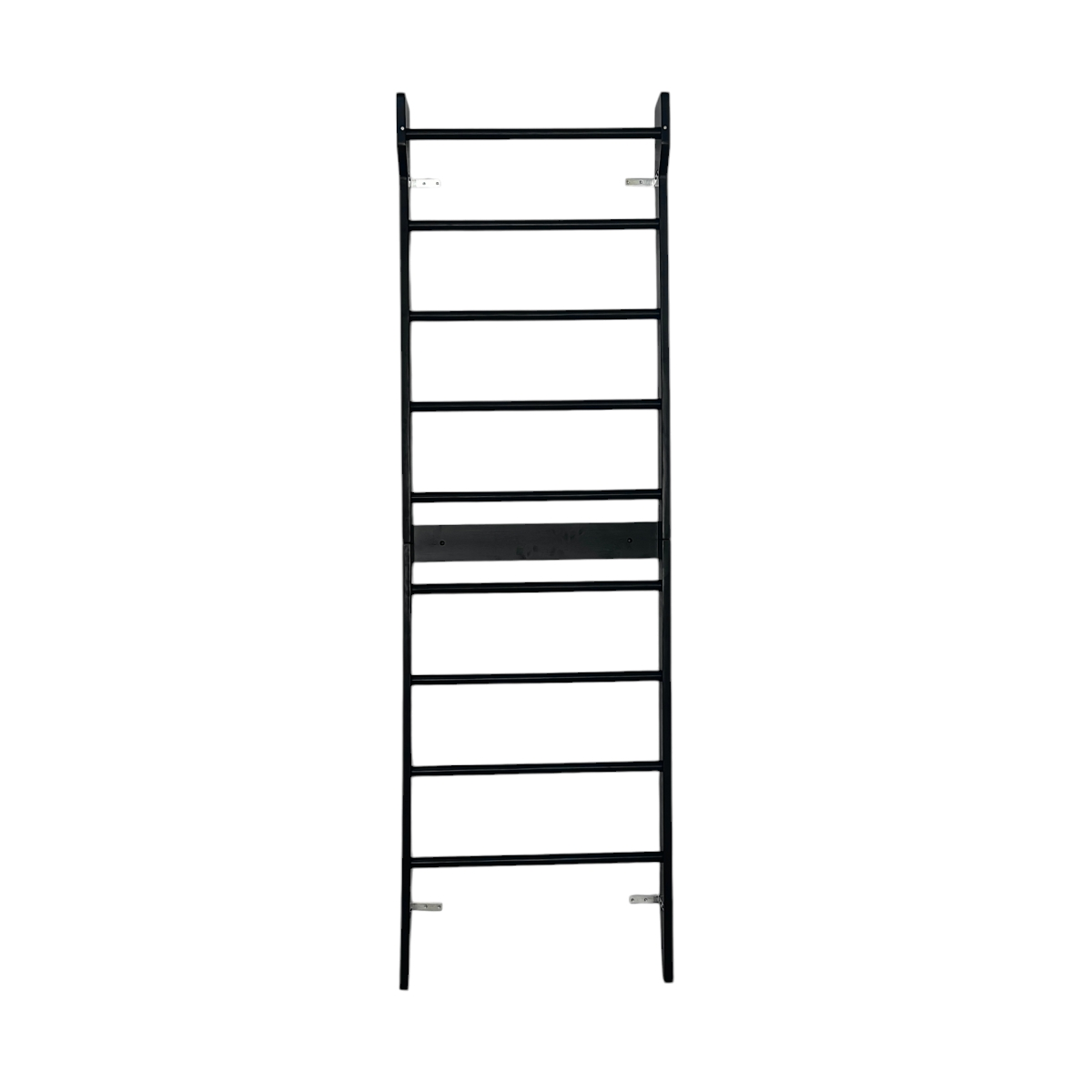 Eine schwarze Sprossenwand mit horizontalen Stangen und Wandhalterungen.