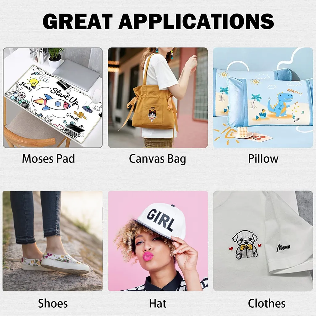 Ein Schreibtisch mit Mauspad, gelber Tasche, Kissen, Schuhen, Hut und T-Shirt.