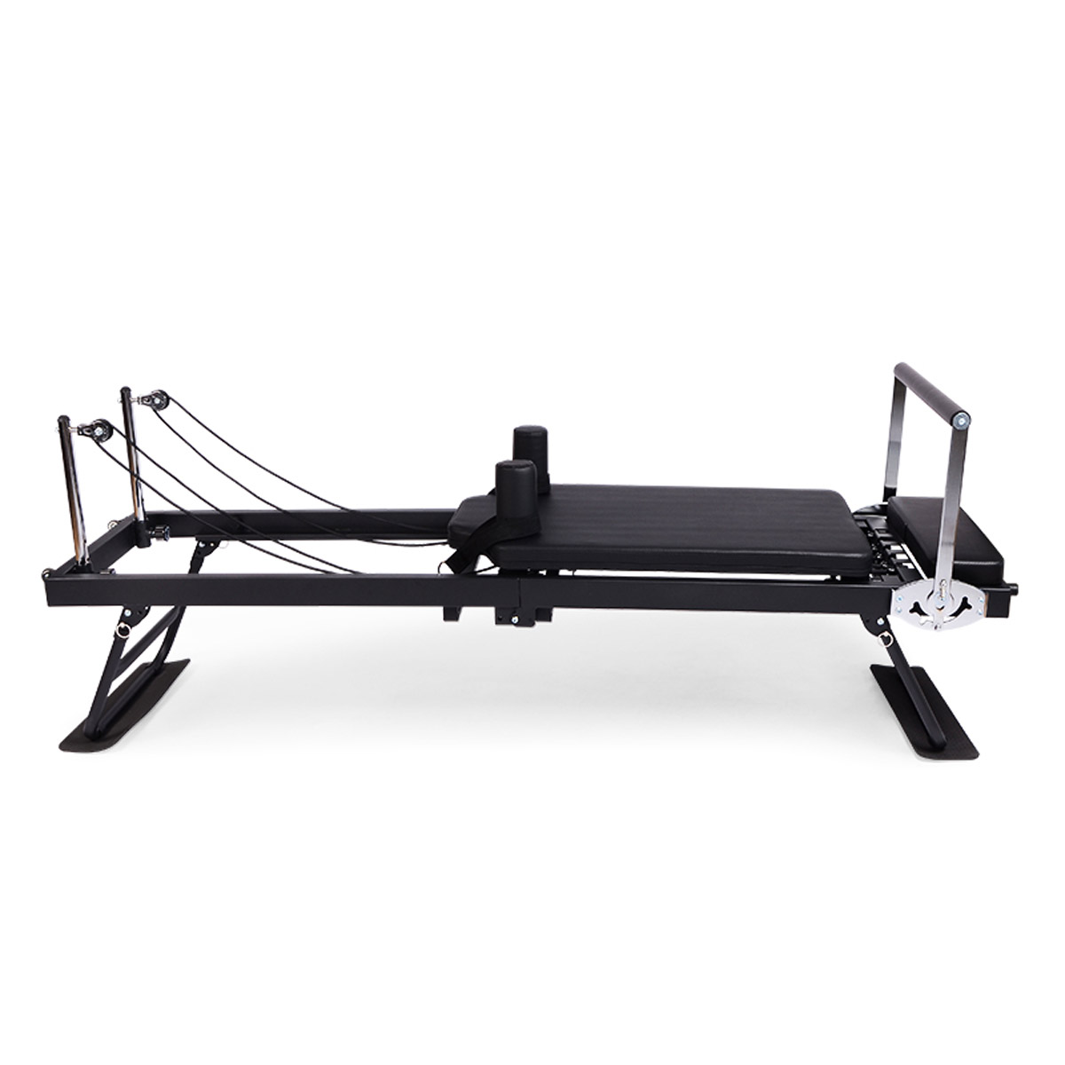 Ein schwarzer Pilates-Reformer mit Rollen, Gurten und Griffen auf weißem Hintergrund.