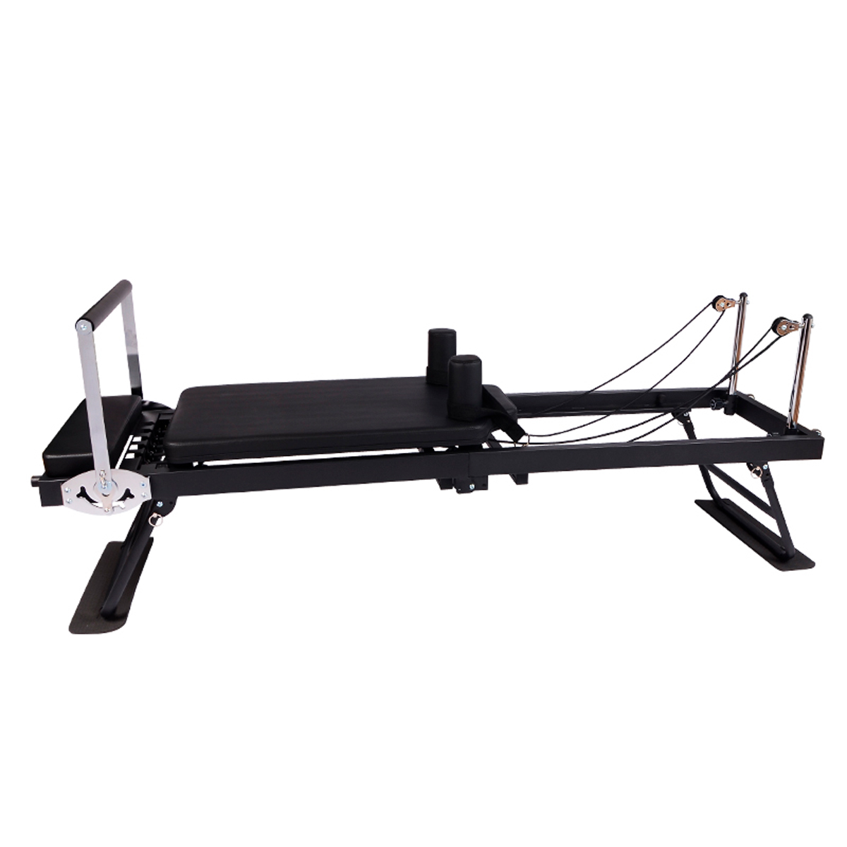 Ein schwarzer Pilates-Reformer mit gepolsterter Liegefläche, Griffen und Seilrollen.