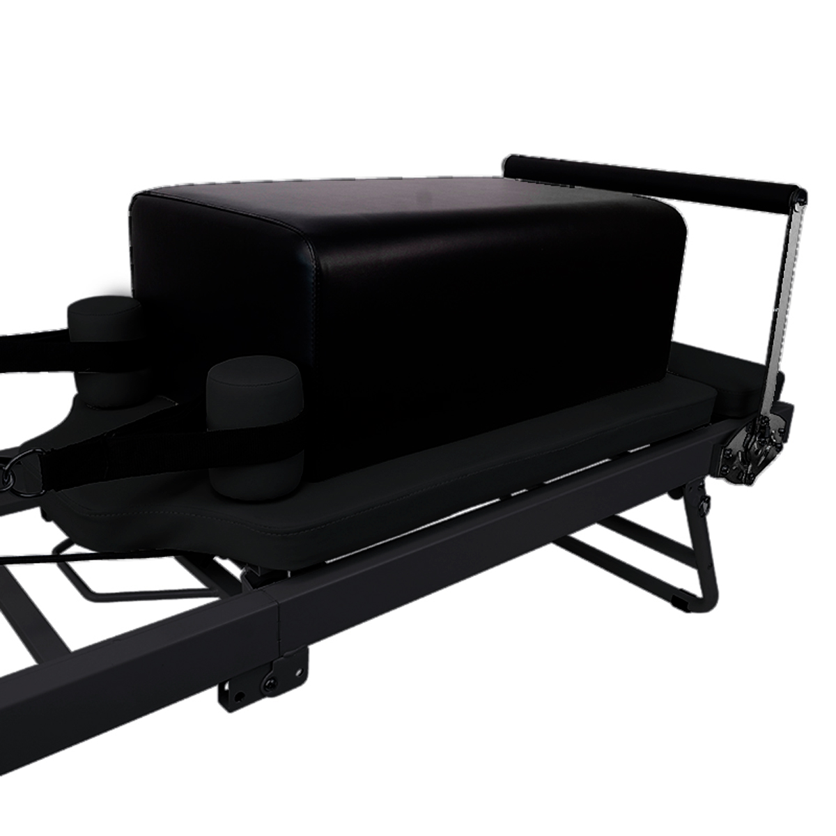 Ein schwarzer Pilates-Reformer mit Box und Halterungen.
