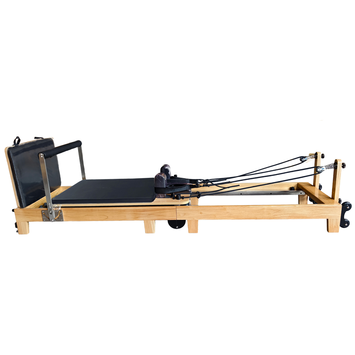 Ein Holz-Pilates-Reformer mit schwarzer Polsterung und Seilen.