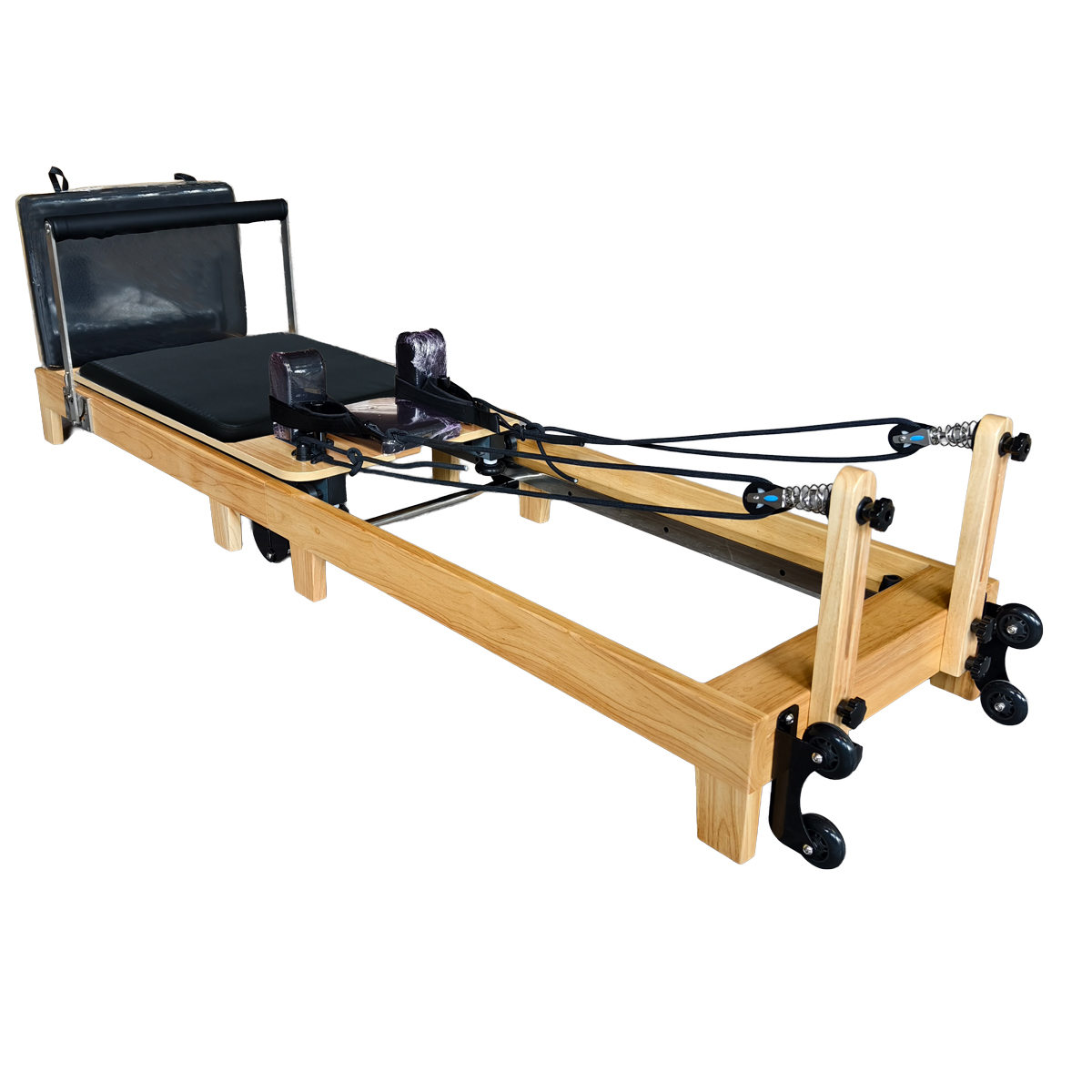 Ein Pilates-Reformer aus Holz mit schwarzem Polster, Riemen und Rollen.