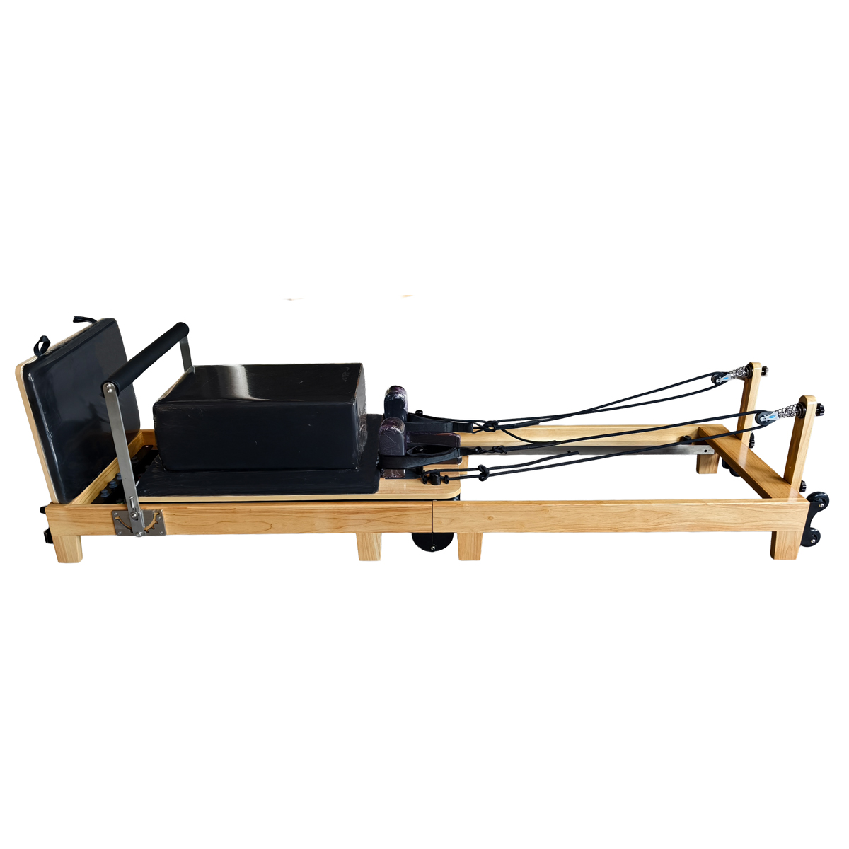 Ein schwarzer Pilates-Reformer mit Holzrahmen und Seilzug.