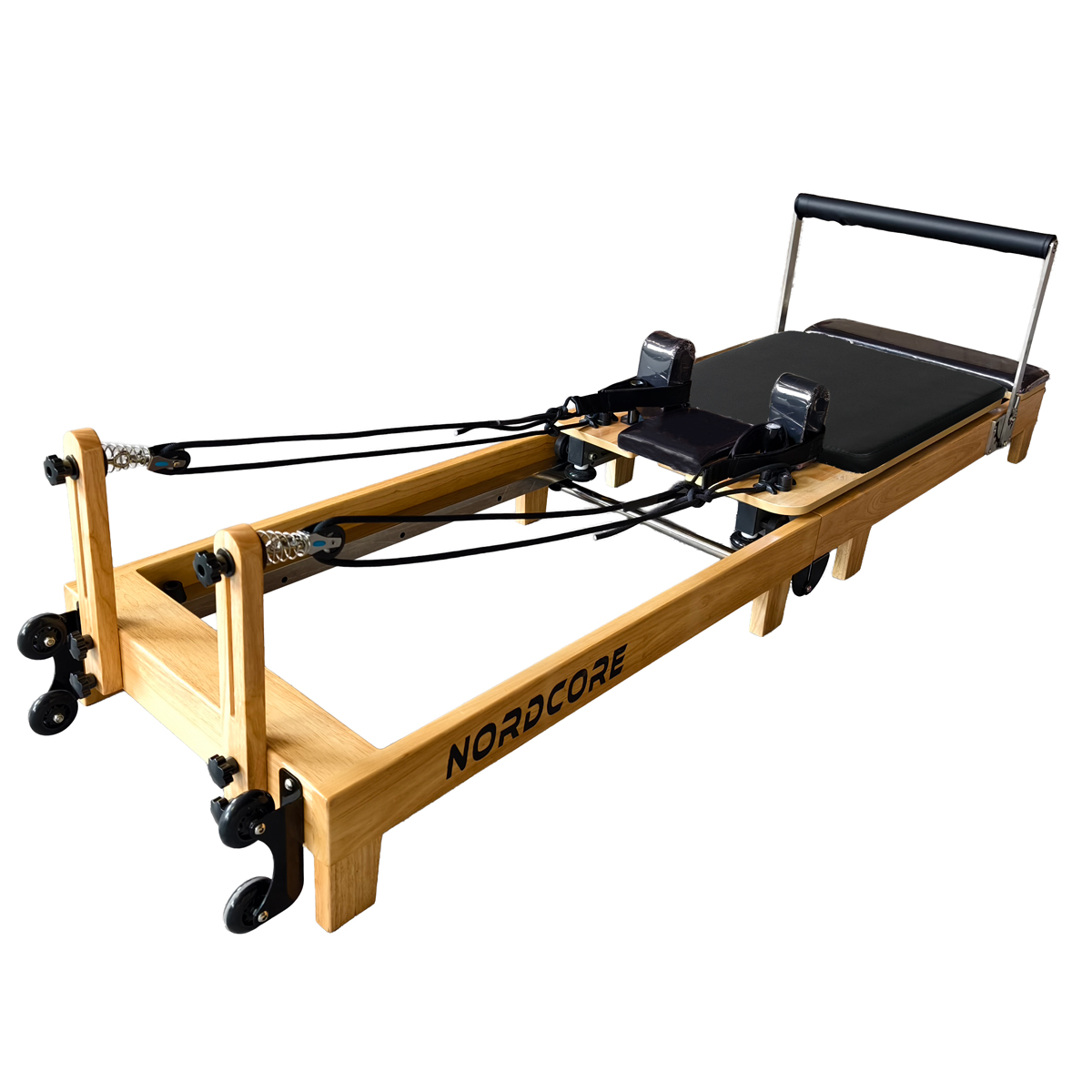 Ein Holz-Pilates-Reformer mit schwarzem Polster und Seilzügen.