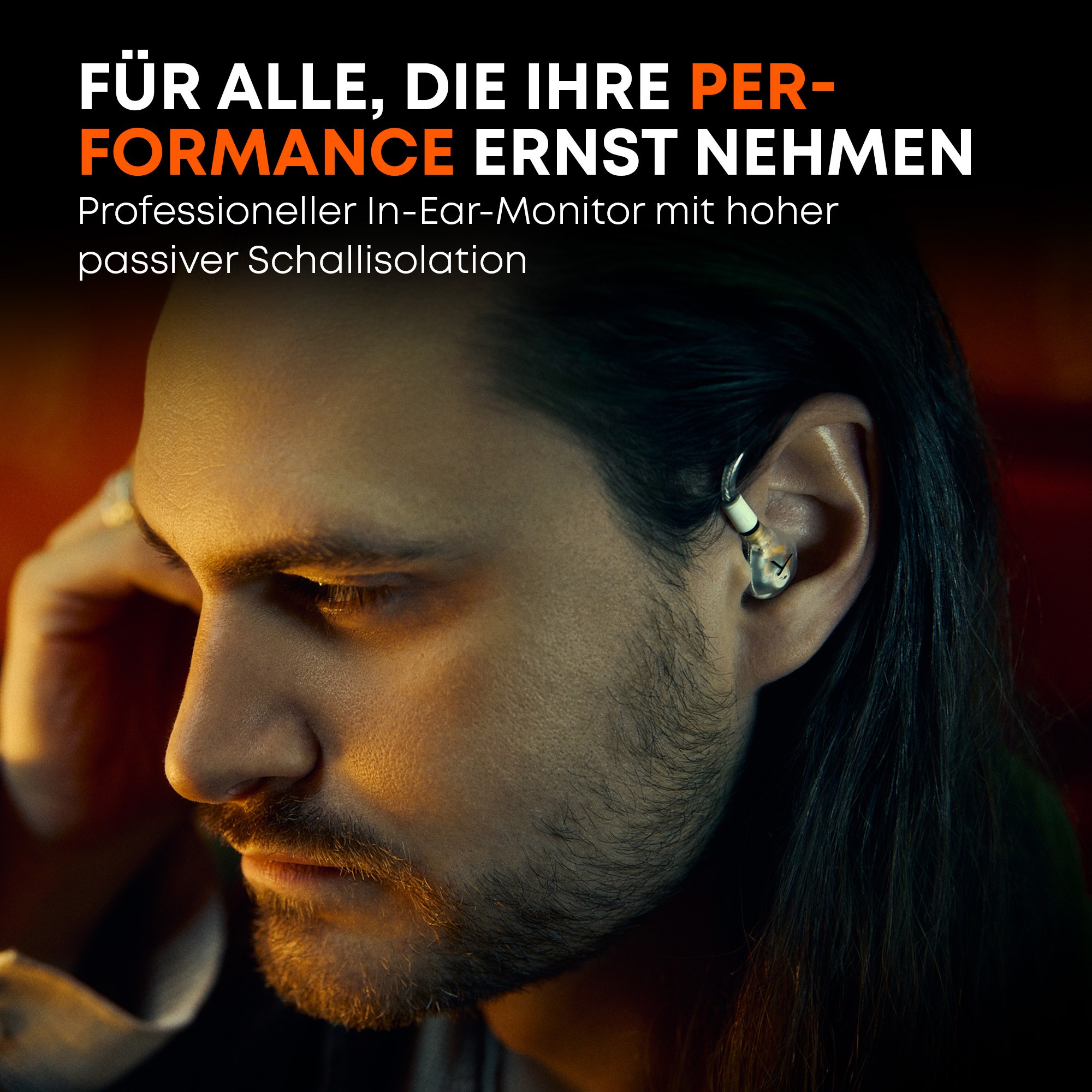 Mann mit In-Ear-Monitor im Ohr, Text über Leistung.