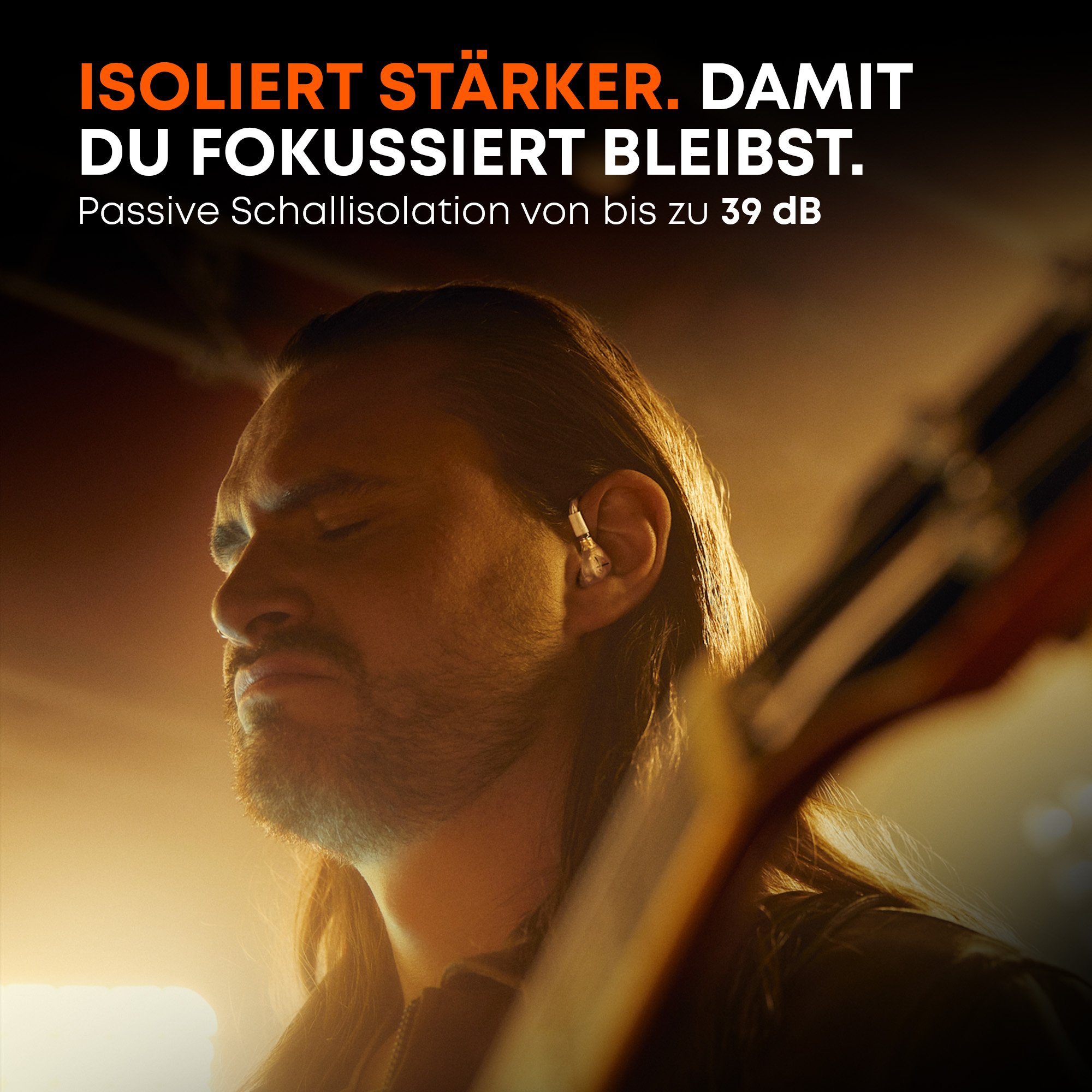 Mann mit Ohrstöpsel im Ohr, konzentriert, mit Text.