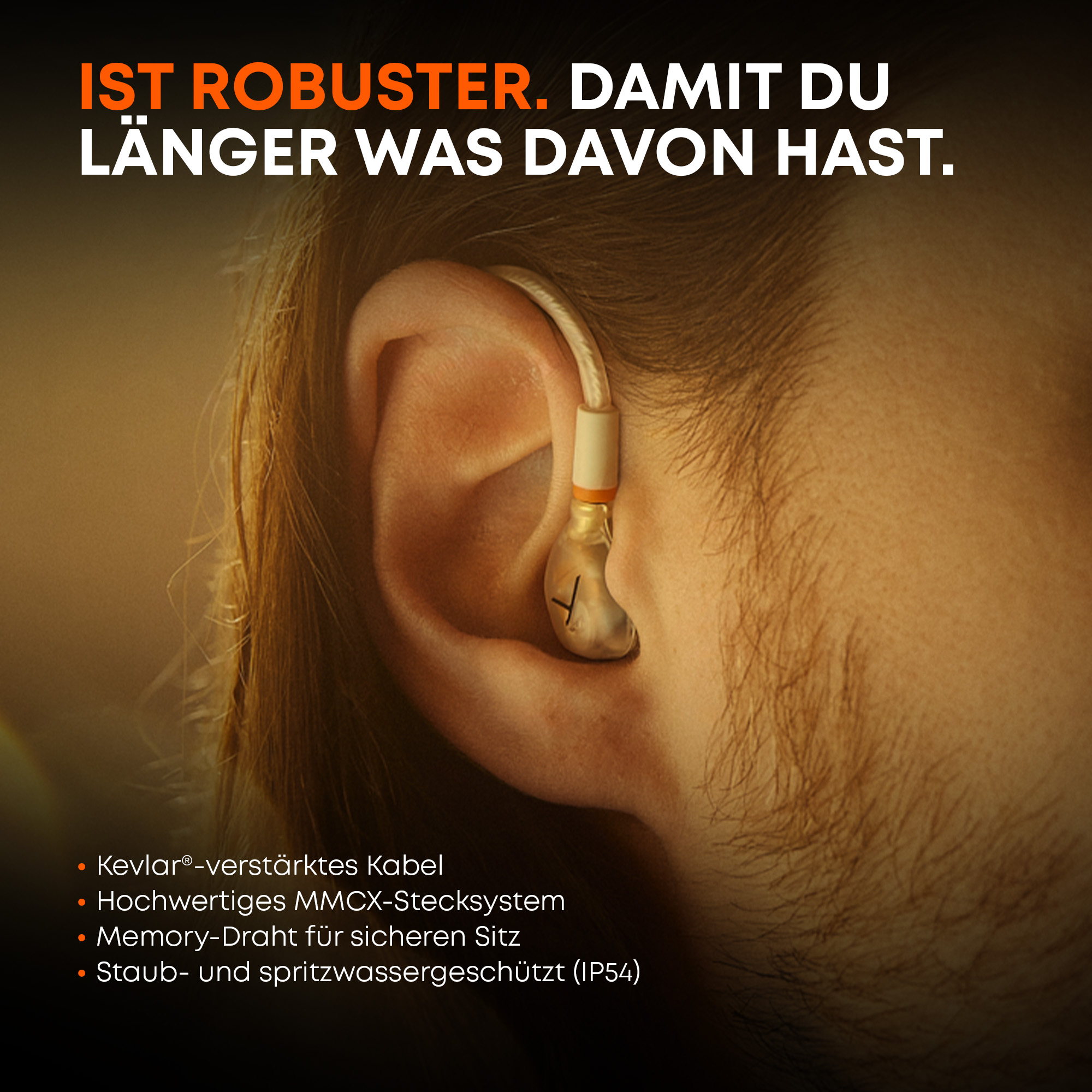 Nahaufnahme eines Ohrs mit einem transparenten In-Ear-Kopfhörer.