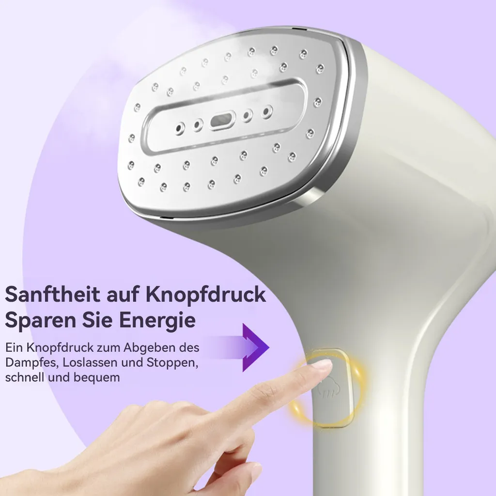 Eine Hand drückt einen Knopf an einem weißen Dampfbügeleisen. Dampf steigt auf.