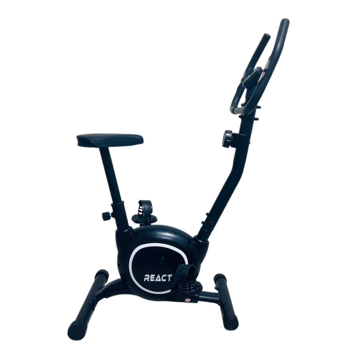 Ein schwarzes Heimtrainerfahrrad mit Sitz, Lenker und Pedalen, auf weißem Hintergrund.