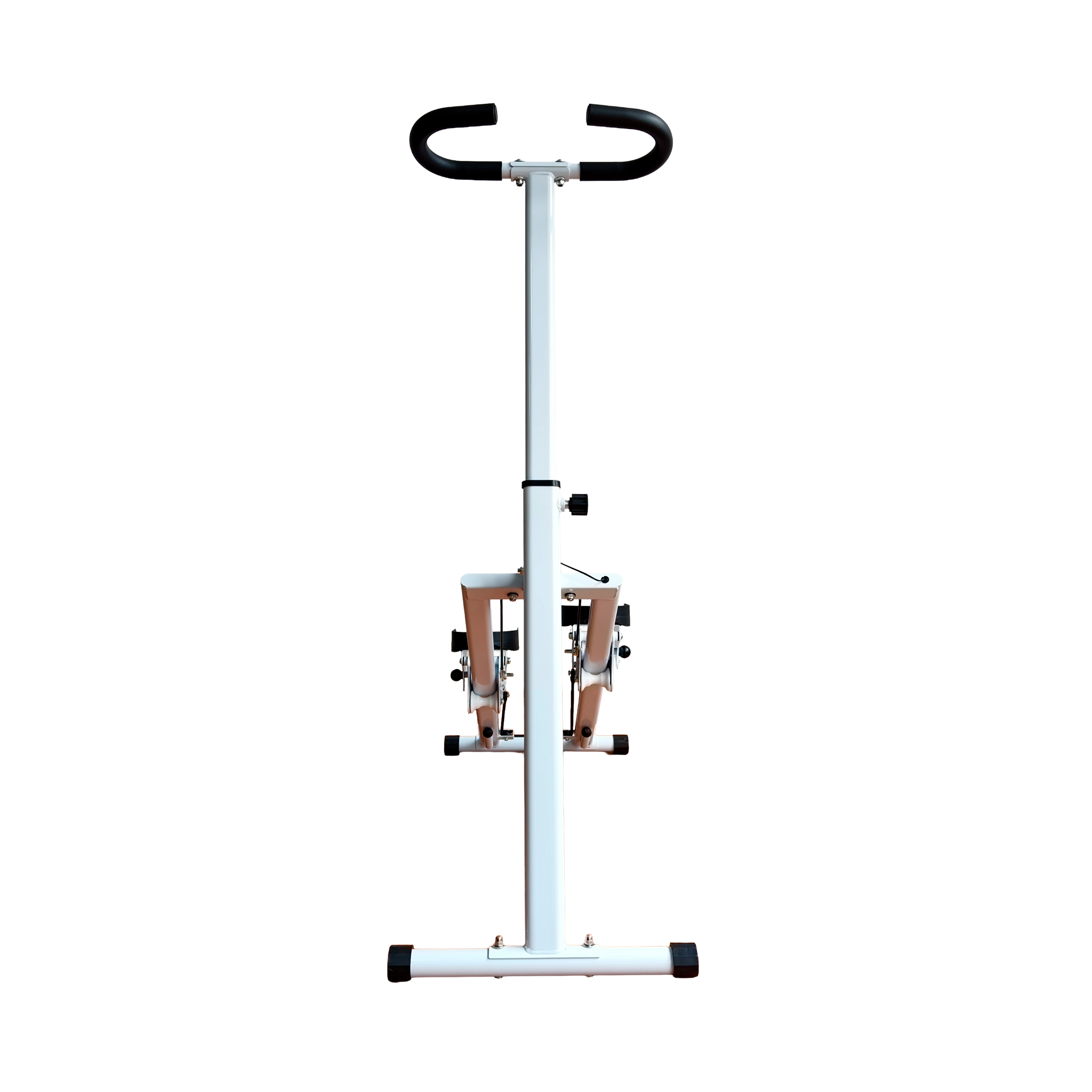 Ein weißer Heimtrainer mit schwarzen Griffen und Pedalen steht isoliert auf weißem Grund.