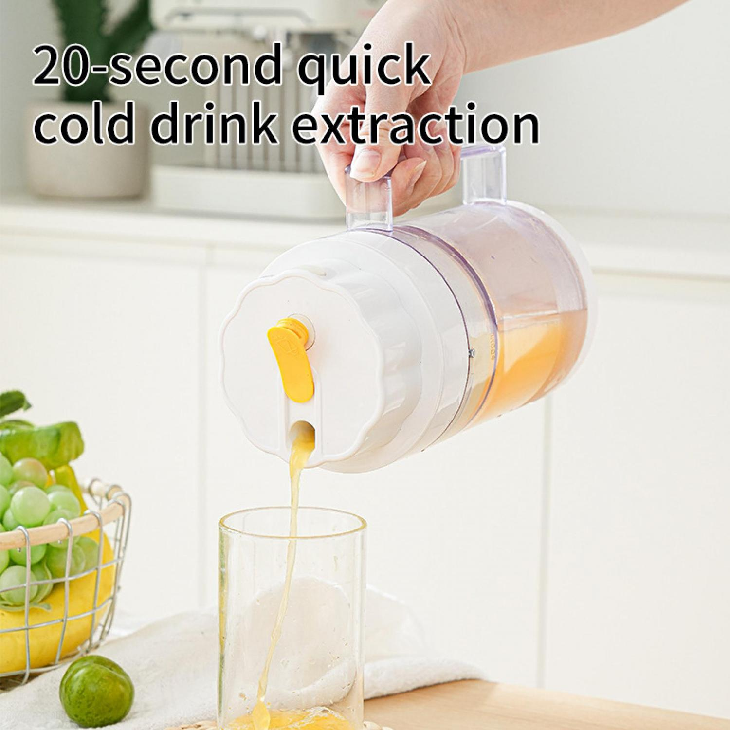 Saft wird aus einem Behälter in ein Glas gegossen. Obstkorb im Hintergrund.