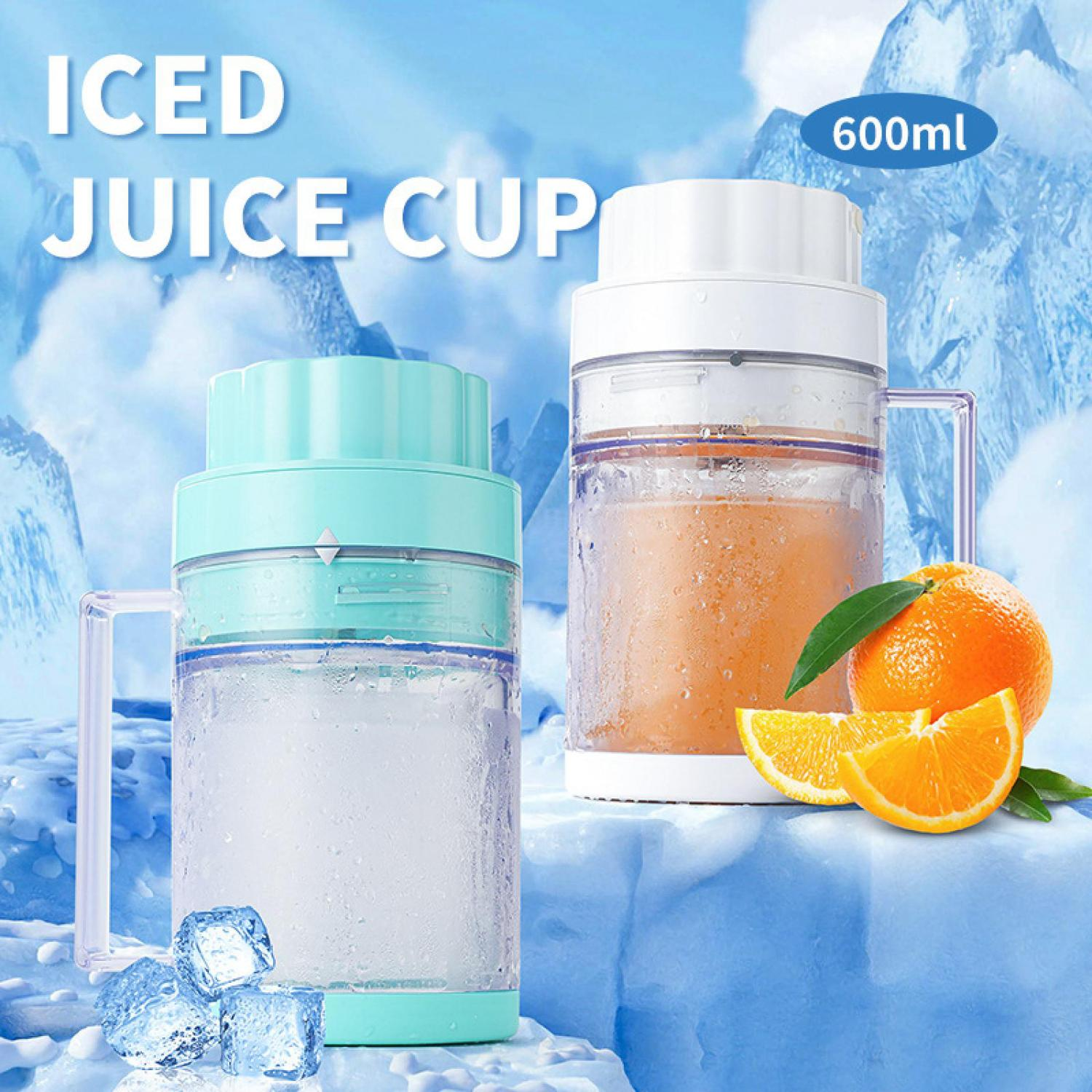 Zwei Becher mit Eis und Orangensaft daneben, auf Eis mit Orangen.