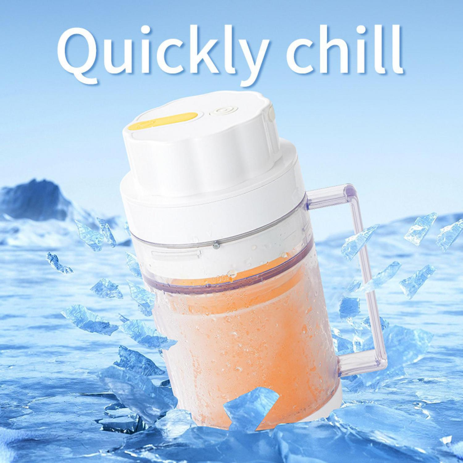 Ein weißer Mixer mit orangefarbenem Inhalt, umgeben von Eisstücken.