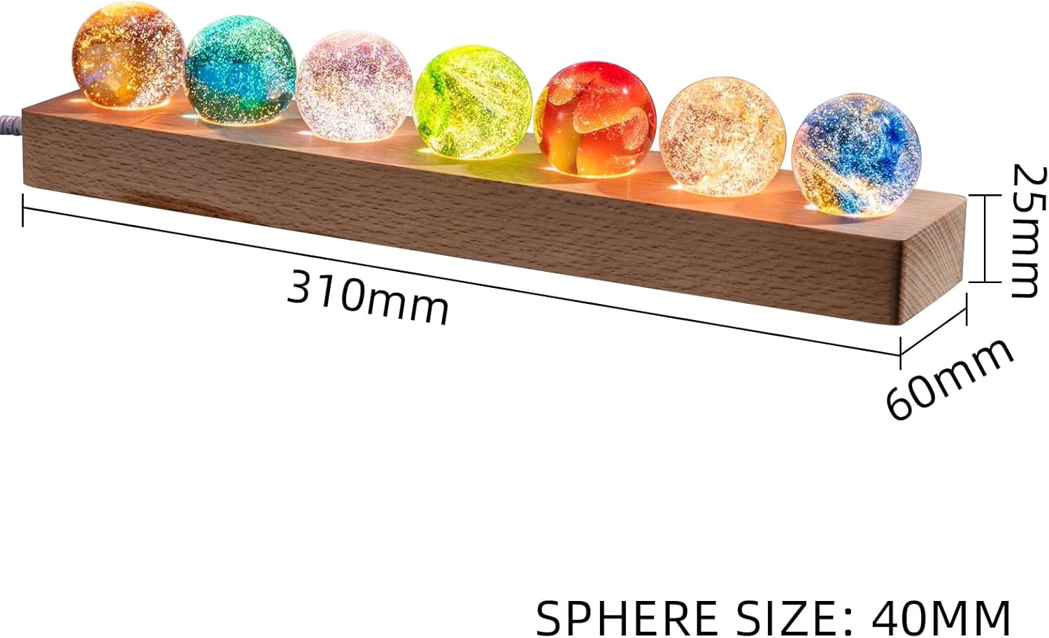 Holzbasis mit sieben leuchtenden Glaskugeln in verschiedenen Farben.