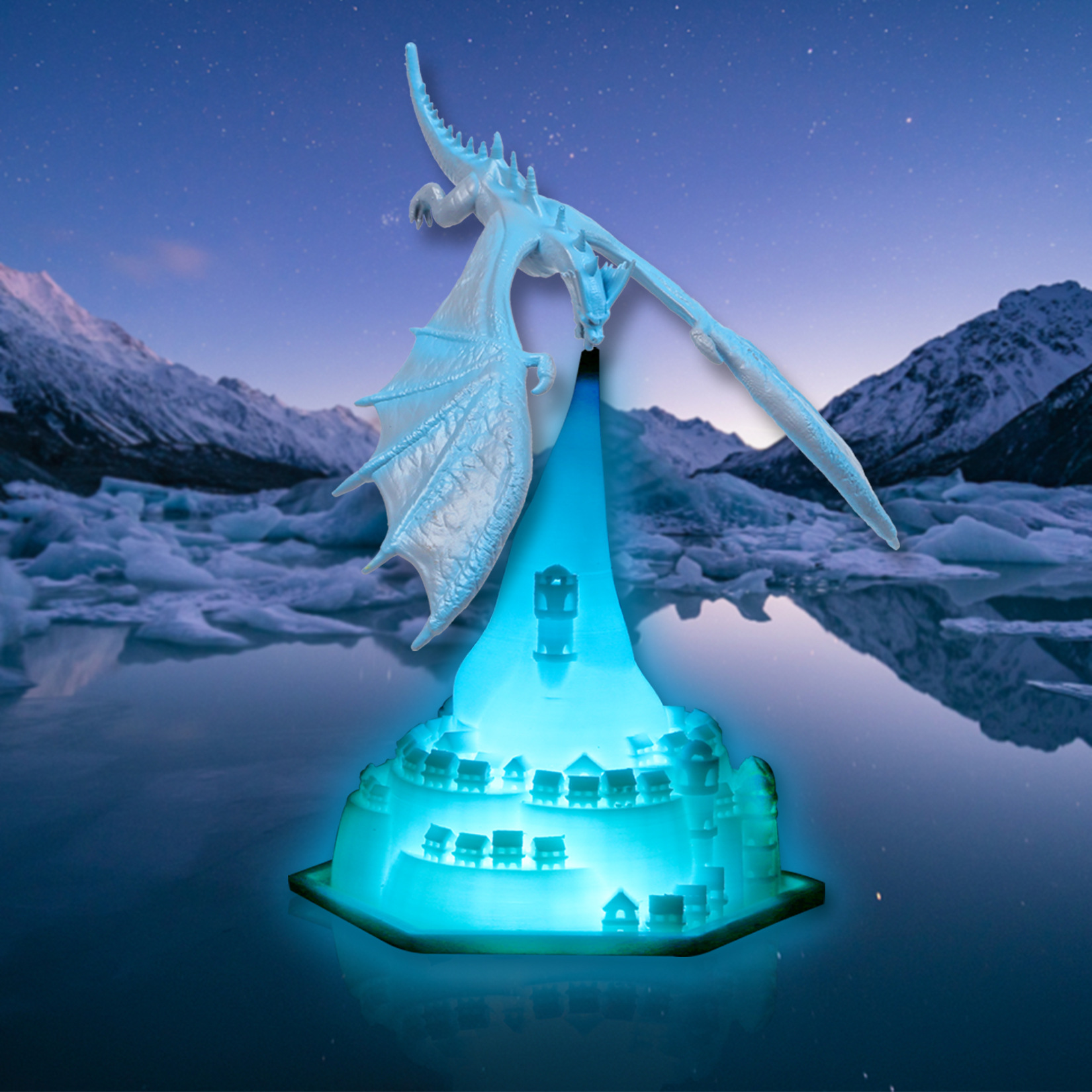 Eine weiße Drachenfigur thront über einer leuchtenden Stadt im Eis.