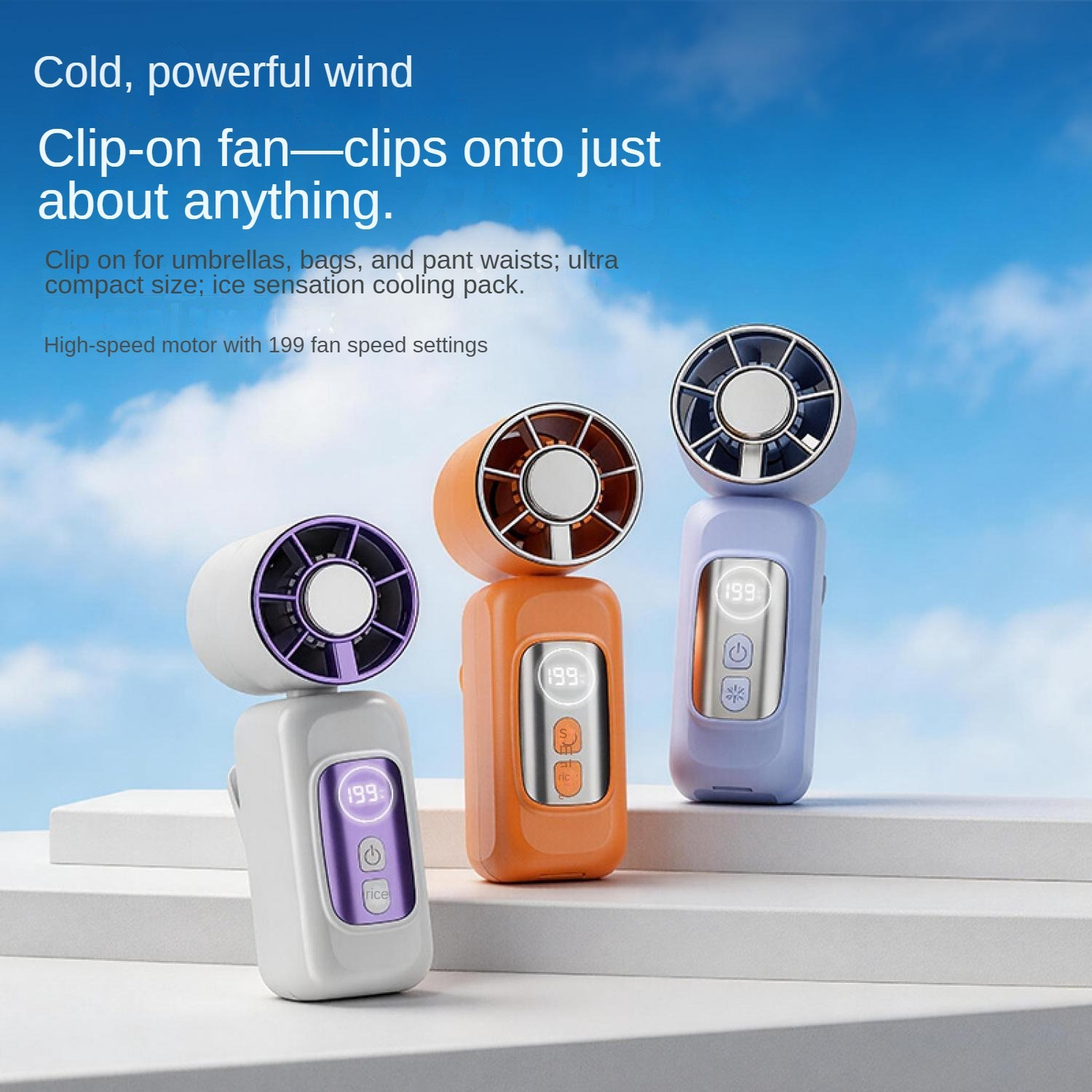Drei Clip-Ventilatoren in Lila, Orange und Hellblau auf einem weißen Podest vor blauem Himmel.