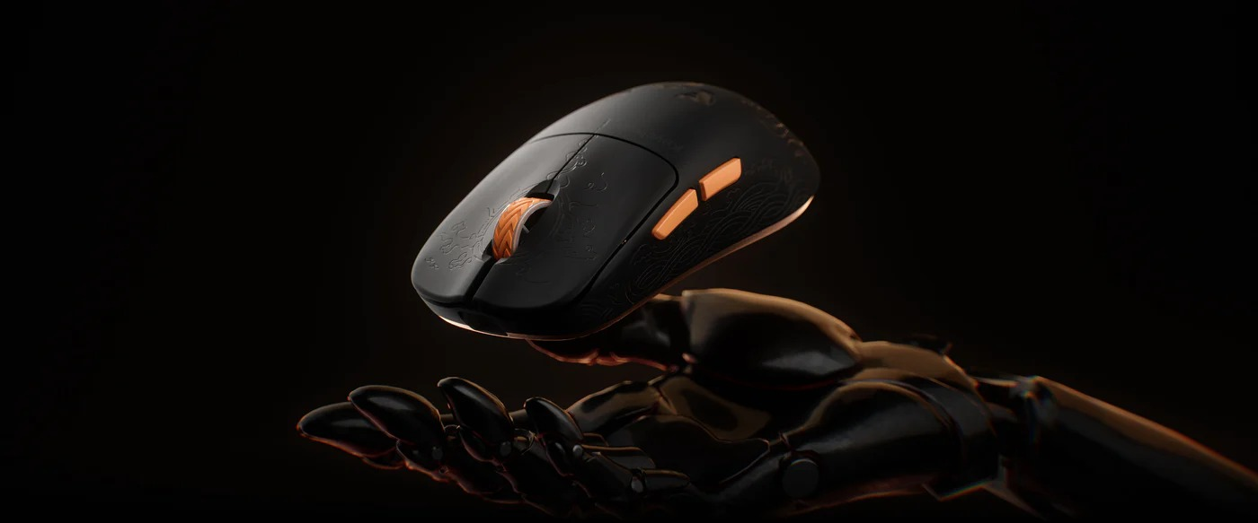 Un ratón gamer negro con detalles naranjas flota sobre una mano robótica negra.