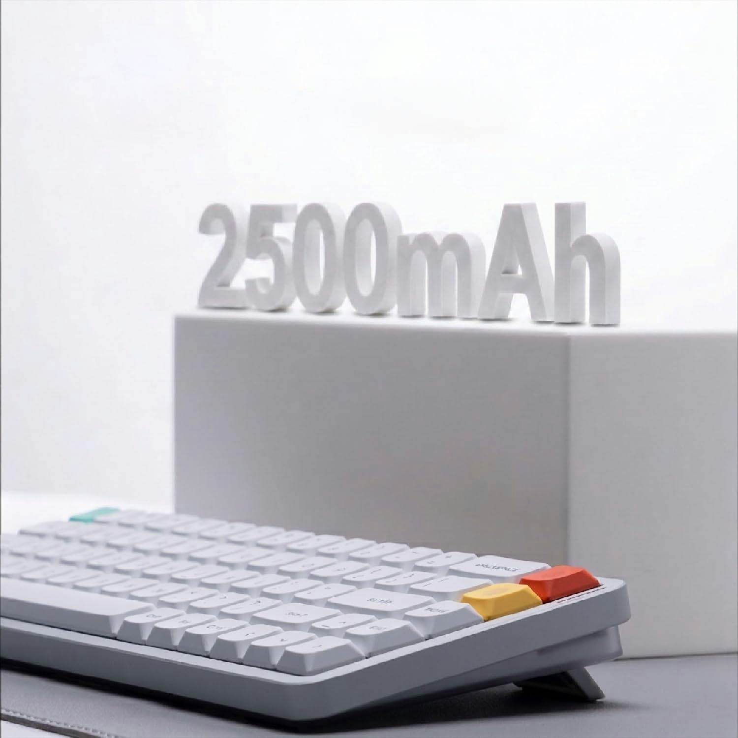 Biała klawiatura z kolorowymi klawiszami i napisem „2500mAh”.