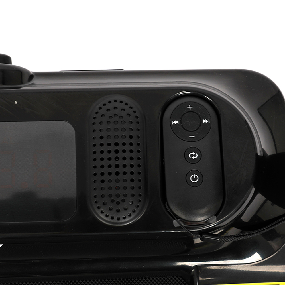 Schwarzes Radiowecker mit digitaler Anzeige, Lautsprecher und Steuertasten für Lautstärke und Wiedergabe.