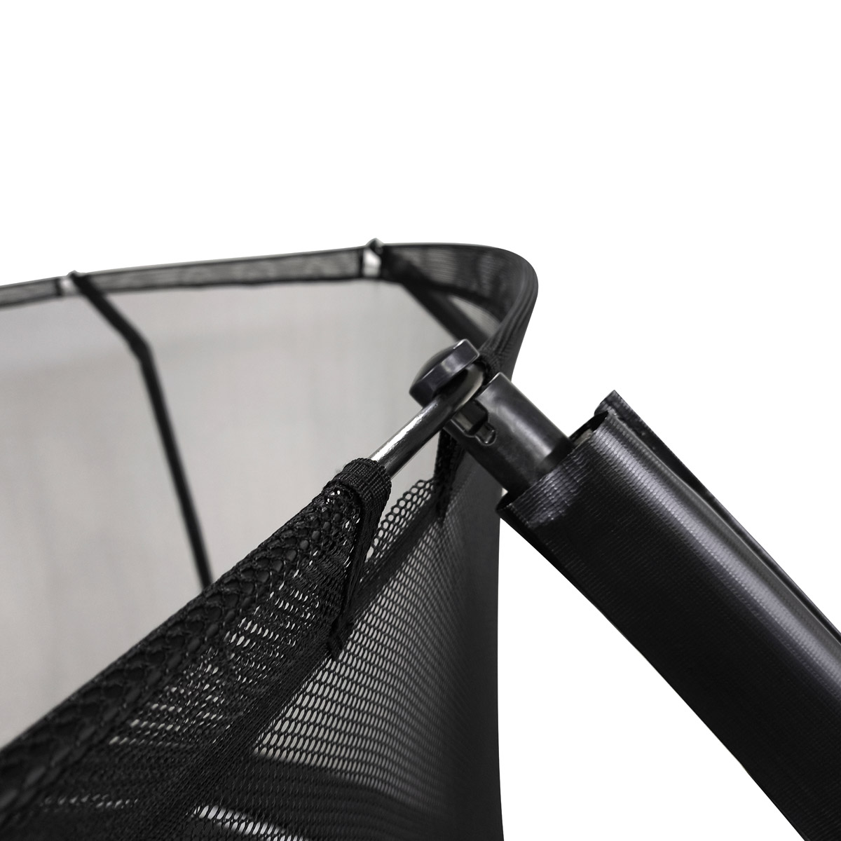 Nahaufnahme eines schwarzen Netzmaterials, das an einem Metallstab mit schwarzem Verbinder befestigt ist.