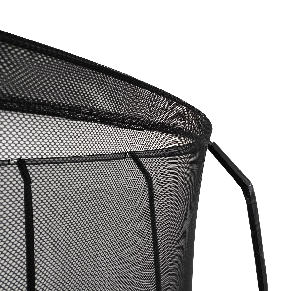 Nahaufnahme eines schwarzen Sicherheitsnetzes auf einem Trampolin mit weißem Hintergrund.
