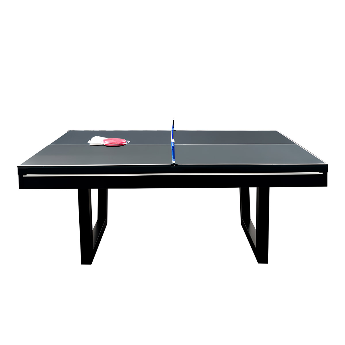 Ein schwarzer Tischtennisplatte mit blauem Netz und zwei Schlägern mit Bällen links.
