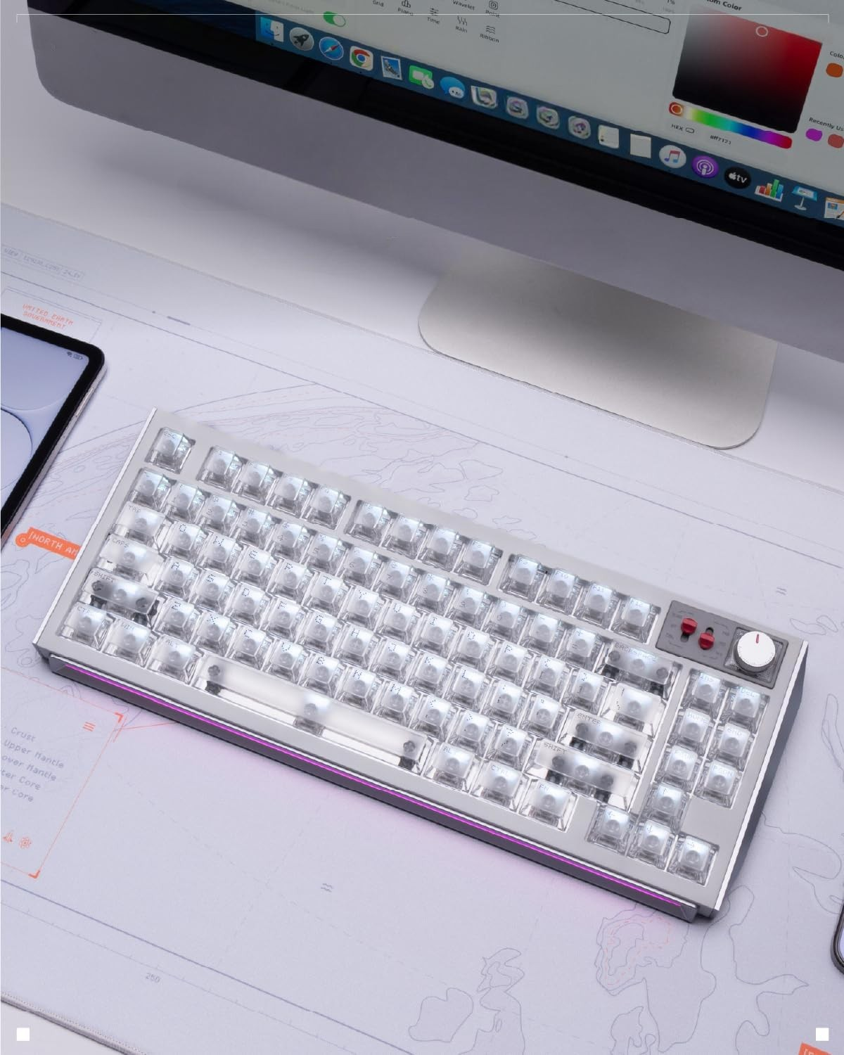 Srebrna klawiatura mechaniczna z przezroczystymi klawiszami i podświetleniem RGB.