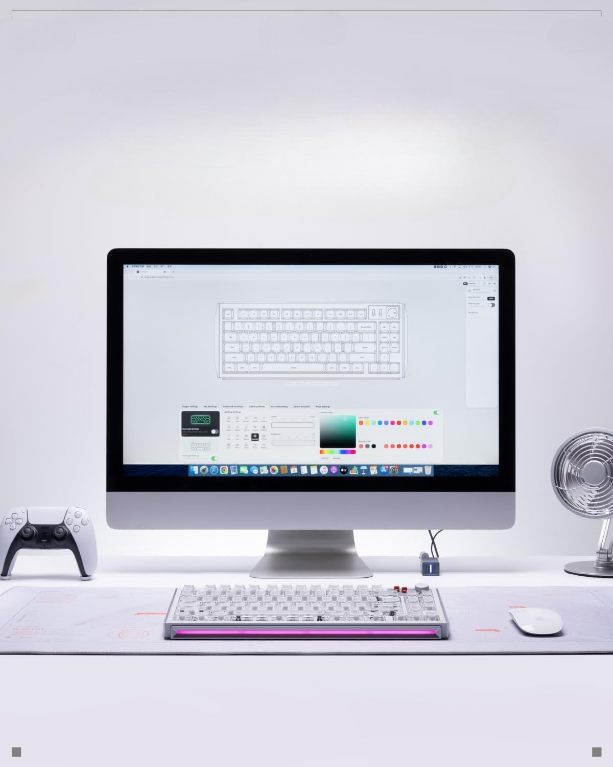 Biurko z iMac, klawiaturą, myszką i kontrolerem. Ekran wyświetla oprogramowanie do układu klawiatury.