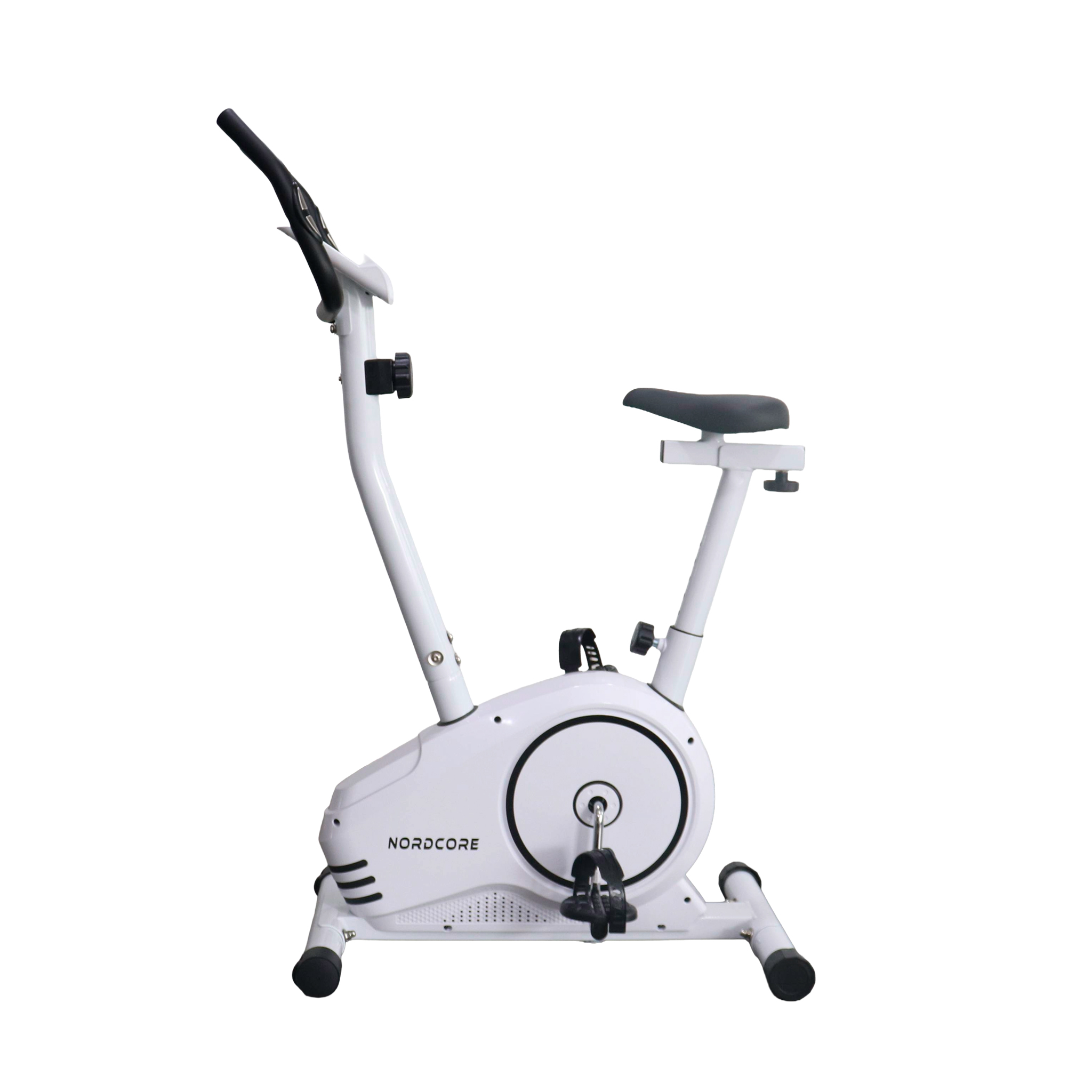 Ein weißes stationäres Heimtrainer mit schwarzem Sitz und Pedalen, auf weißem Hintergrund.