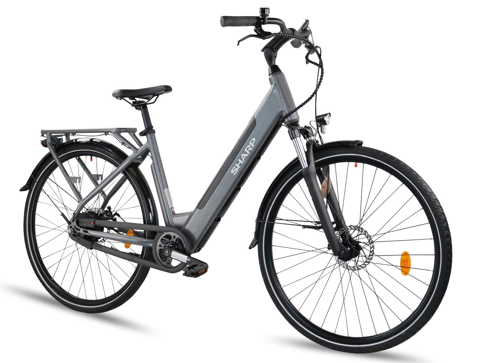 Graues E-Bike mit SHARP-Logo, Gepäckträger, Schutzblechen und Reflektoren.