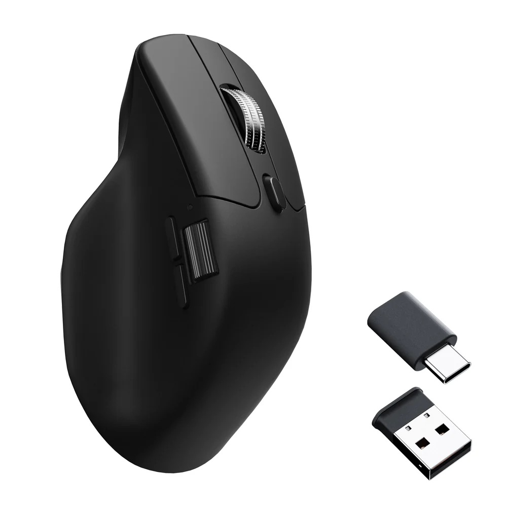 Kaydırma tekerlekli siyah ergonomik fare ve USB-C ve USB-A dongle'ları.