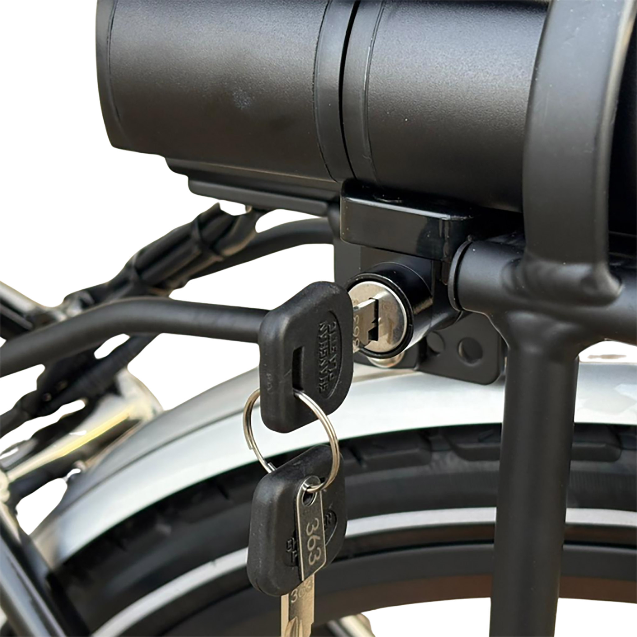 Ein Schlüssel steckt in einem schwarzen Schloss an einem Fahrrad. Zwei Schlüssel sind an einem Ring.