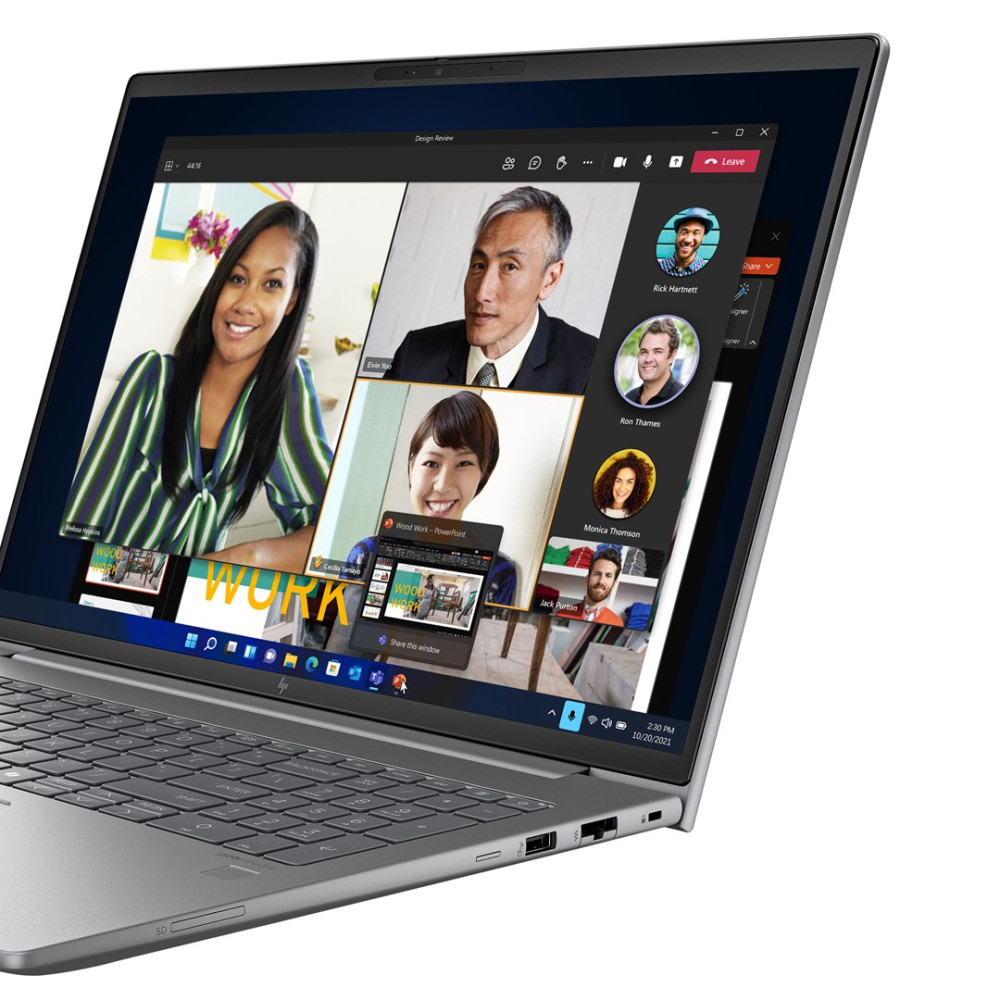 Laptop z wideokonferencją: czterech uczestników, jeden udostępnia prezentację.