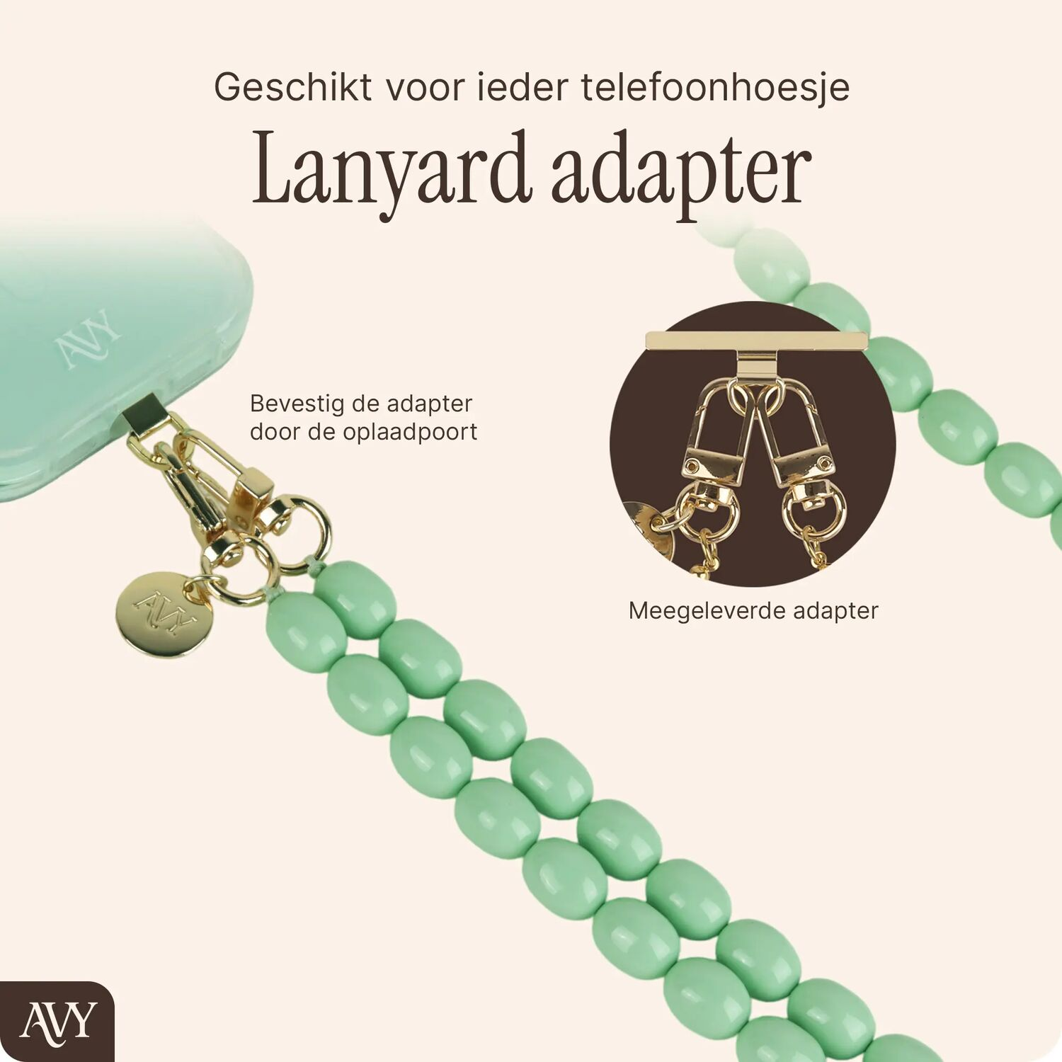 Een mintgroene lanyard-adapter met kralen en gouden clips bevestigd aan een telefoon.