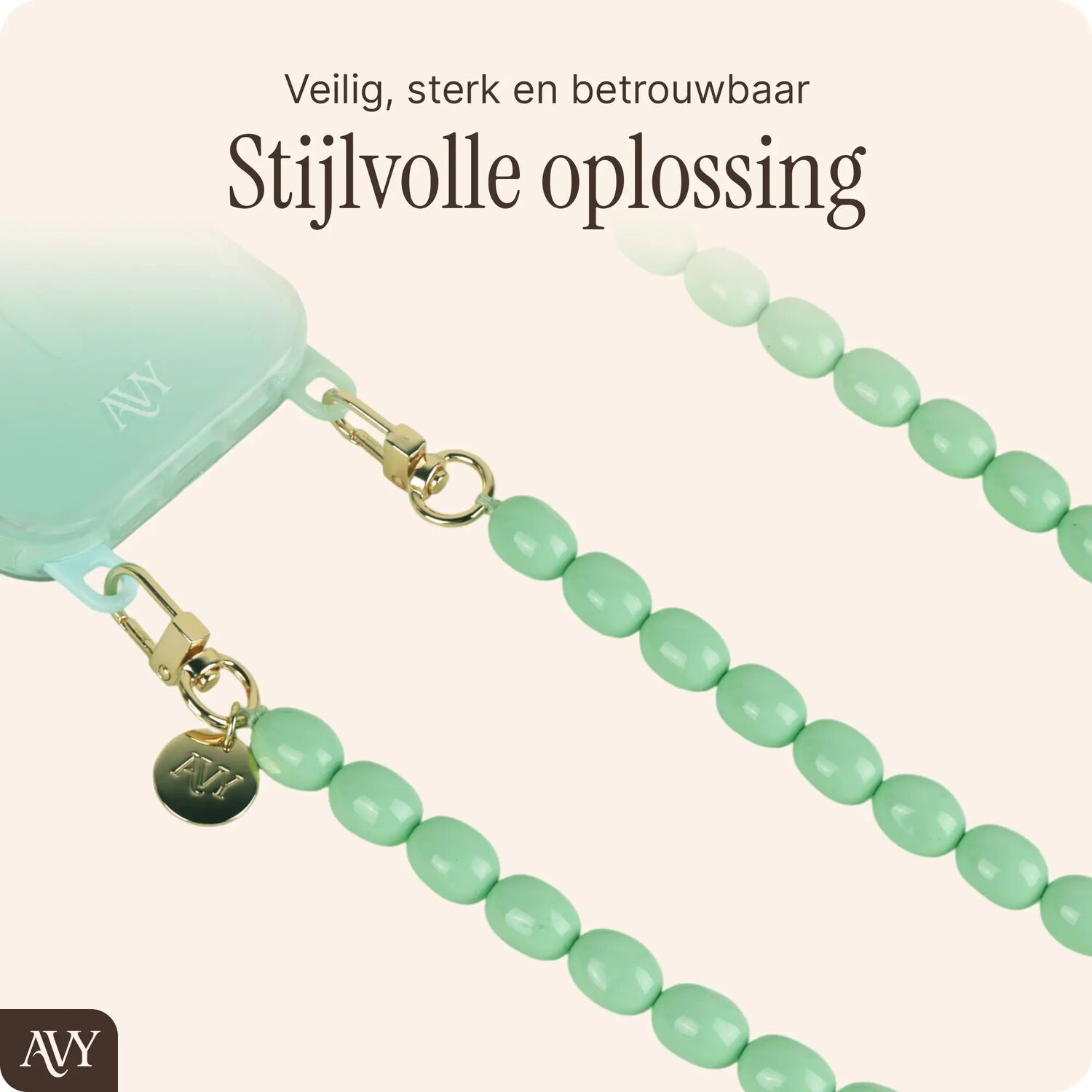 Een mintgroen kralenband met gouden sluitingen en AVY-logo.