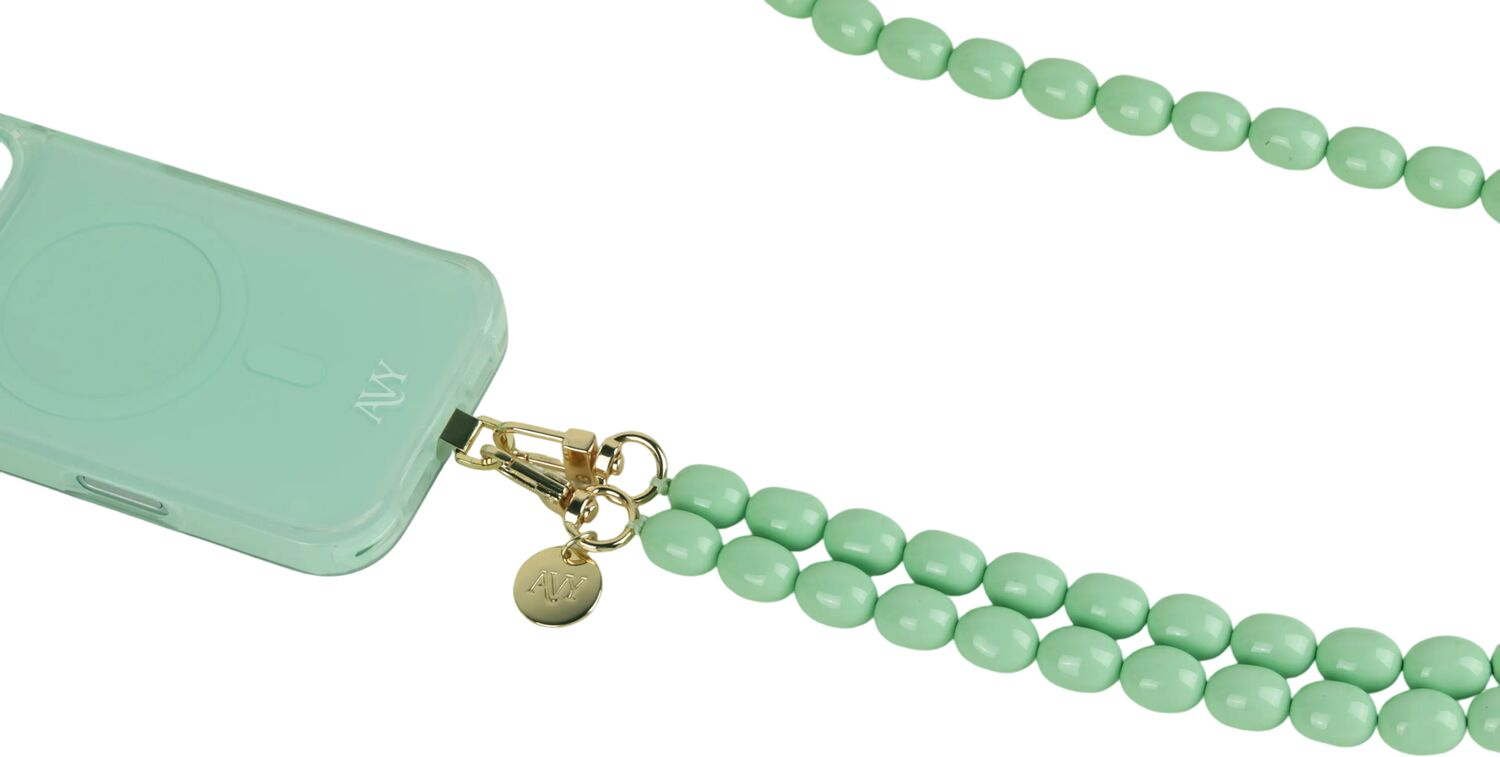 Een mintgroene telefoonhoes met een kralenketting en gouden sluiting.