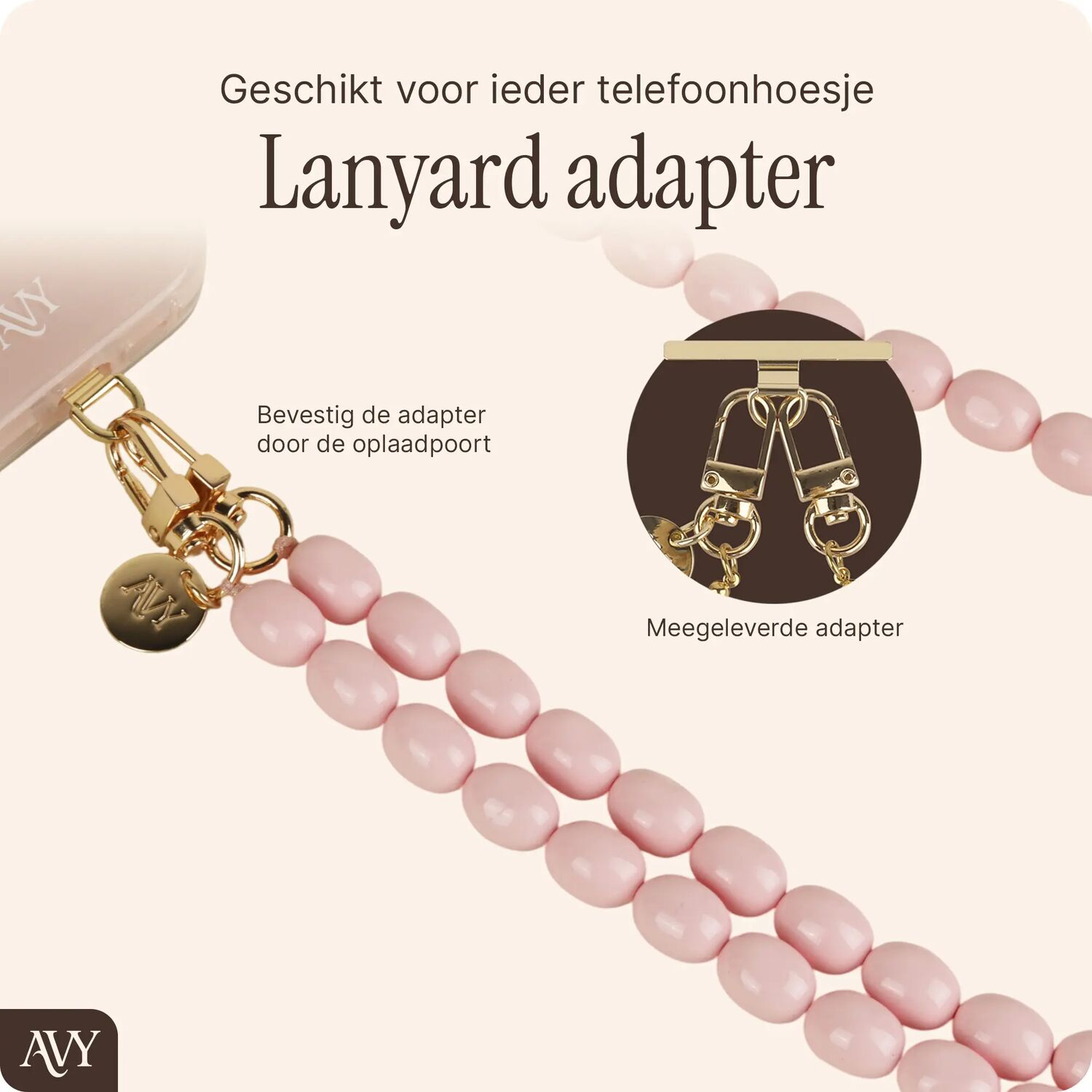 Een roze kralen telefoonkoord bevestigd aan een telefoonhoesje met gouden hardware, weergegeven op een lichte achtergrond.