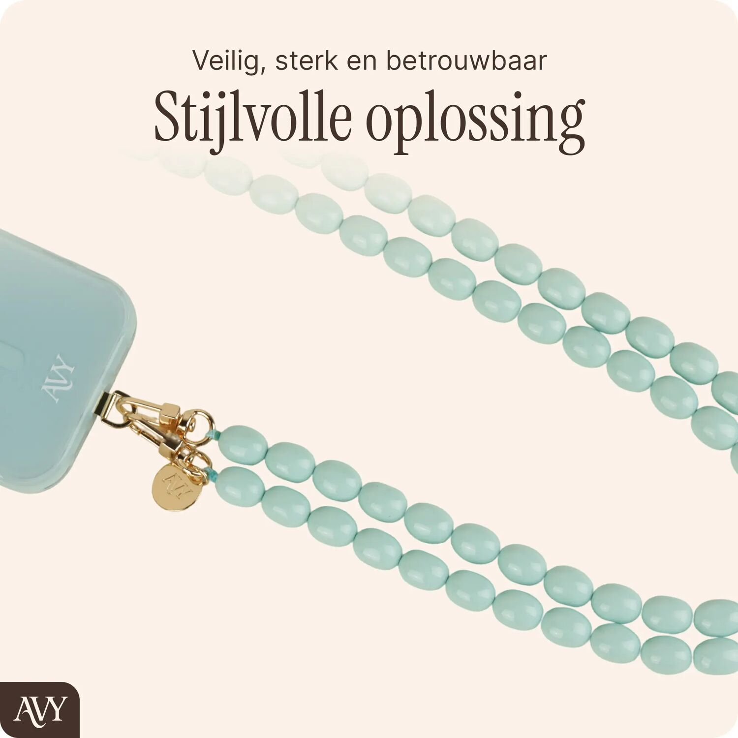 Een lichtblauwe telefoonhoes met een mintgroen pareltelefoonkoord.
