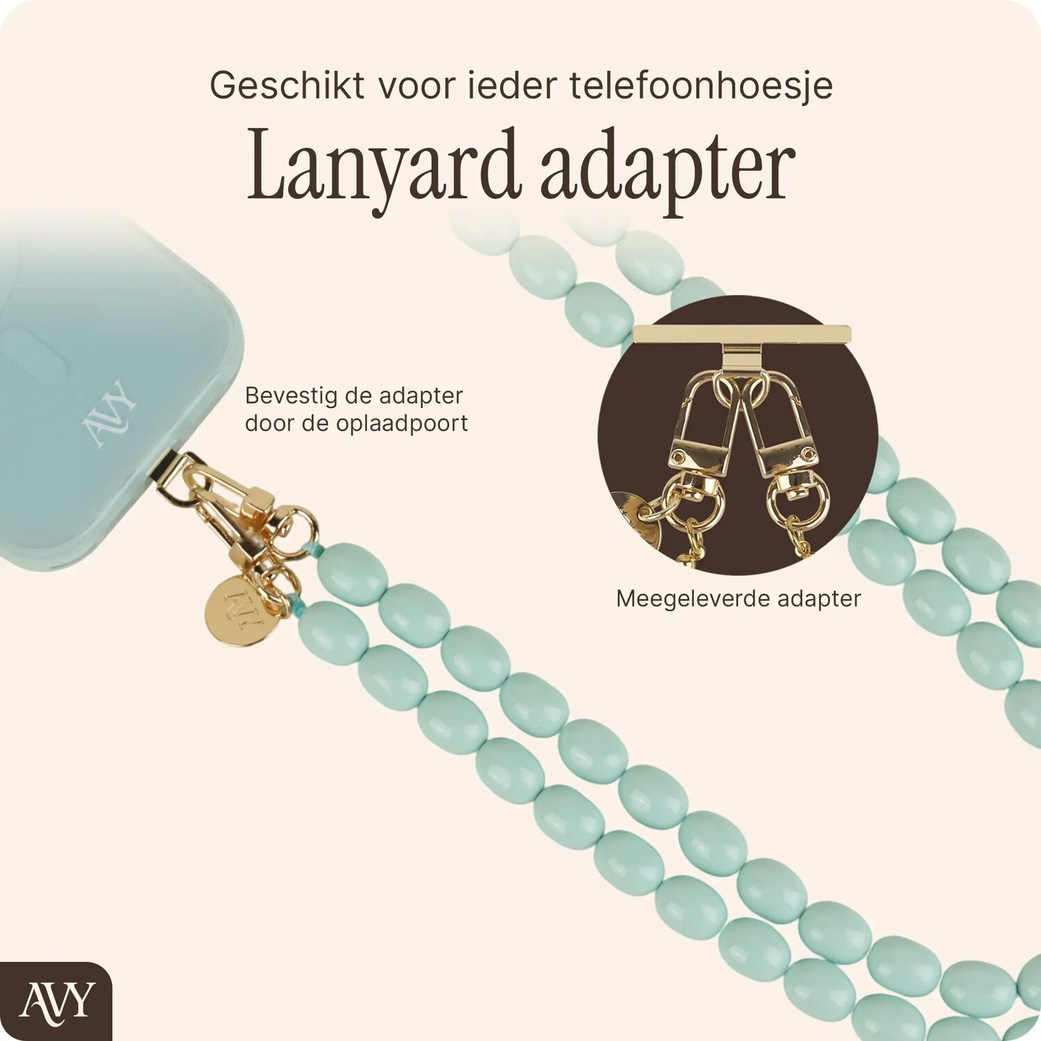 Een teal telefoonkoord adapter met gouden karabijnsluitingen en kralen.