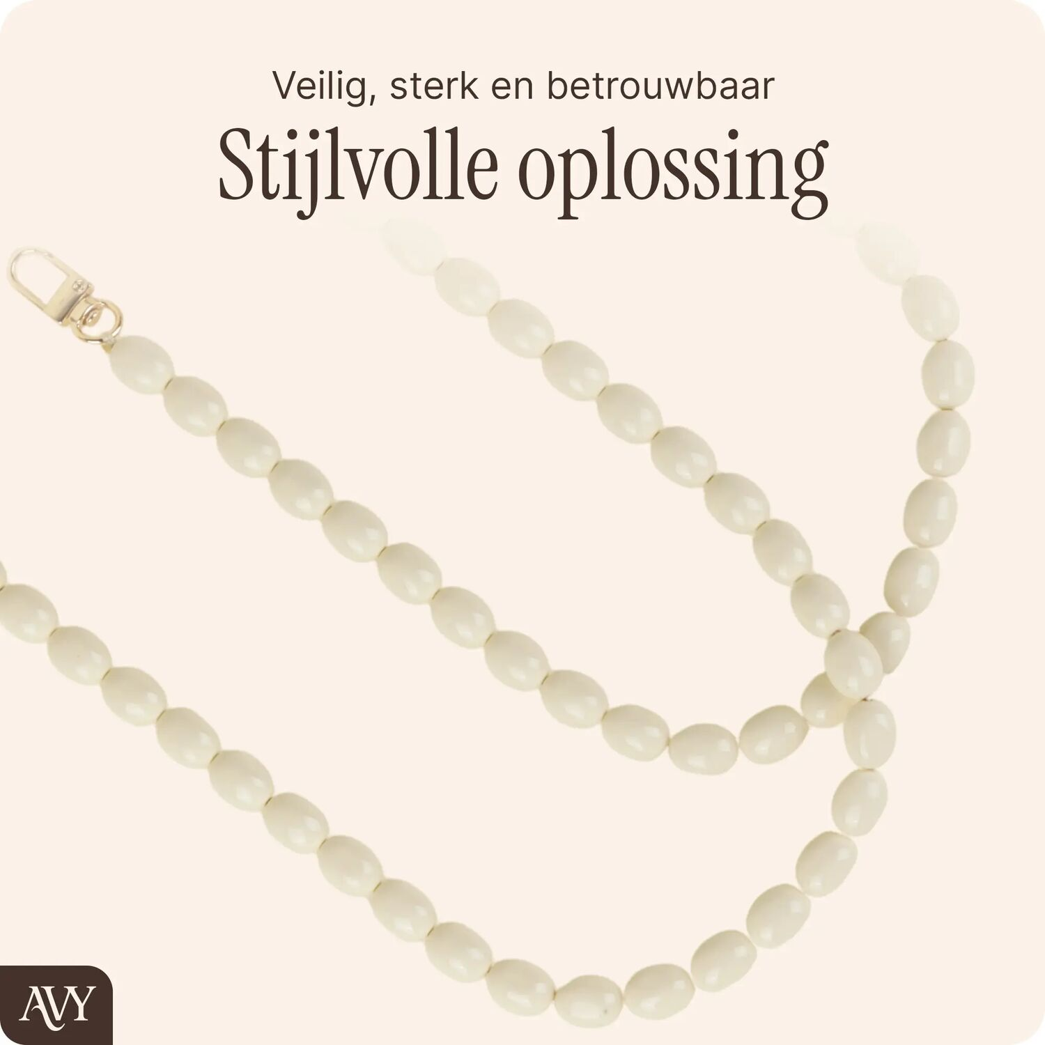 Een ketting van crèmekleurige kralen met een gouden sluiting. Tekst: 'Stijlvolle oplossing'.