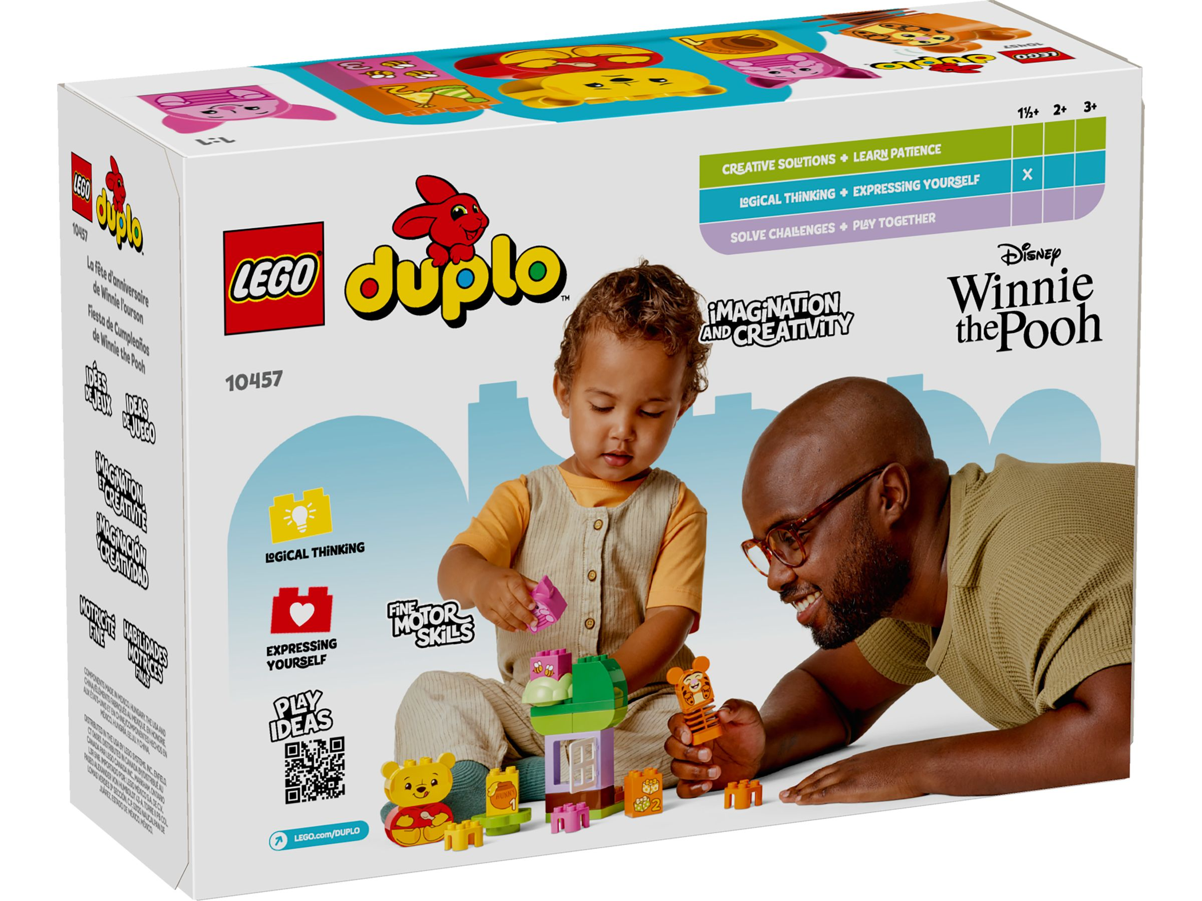 Ein Mann und ein Kind spielen mit Lego Duplo Winnie Puuh Bausteinen. Der Karton zeigt die Figuren.